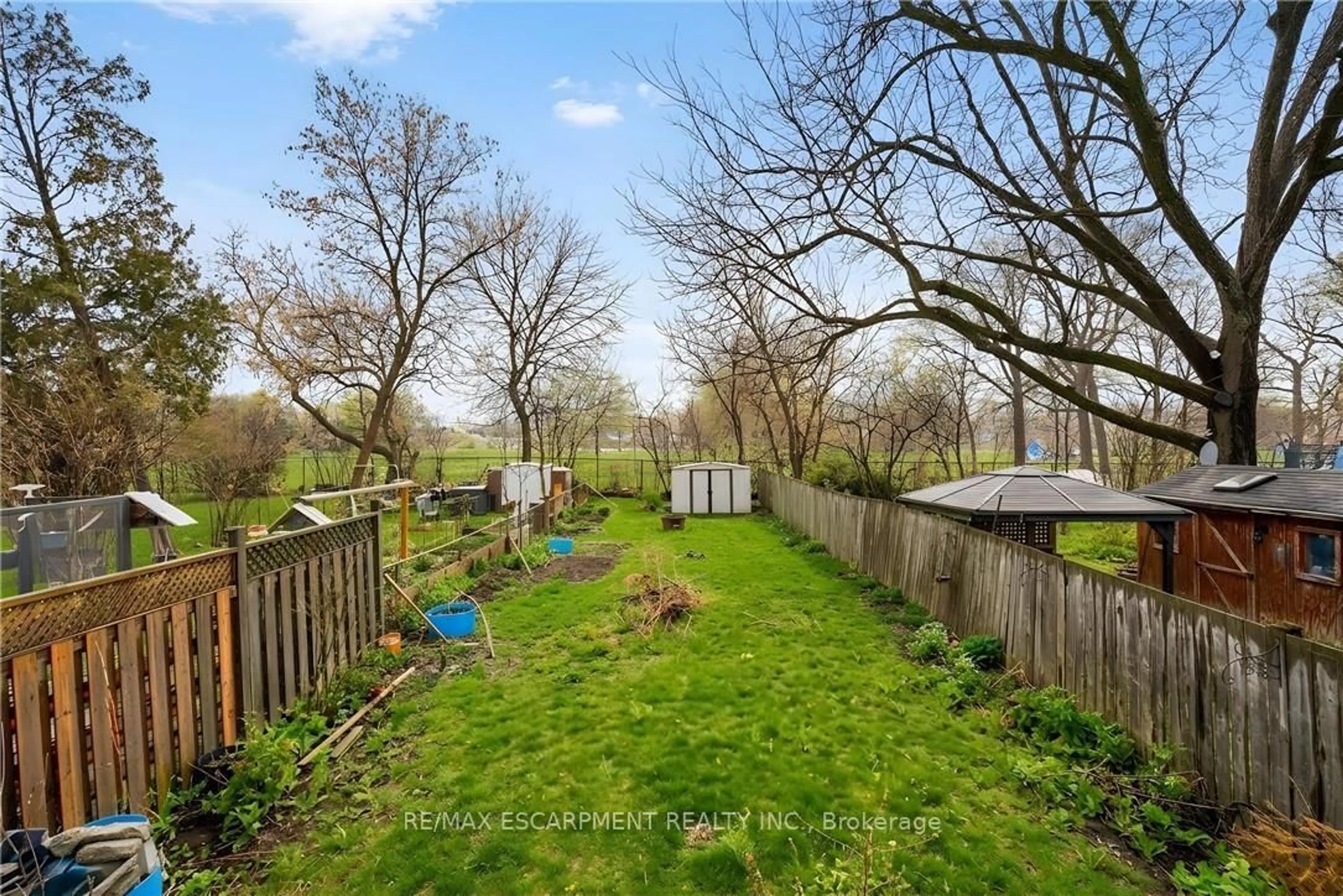 A pic from outside/outdoor area/front of a property/back of a property/a pic from drone, forest/trees view for 218 East 8th St, Hamilton Ontario L9A 3L8