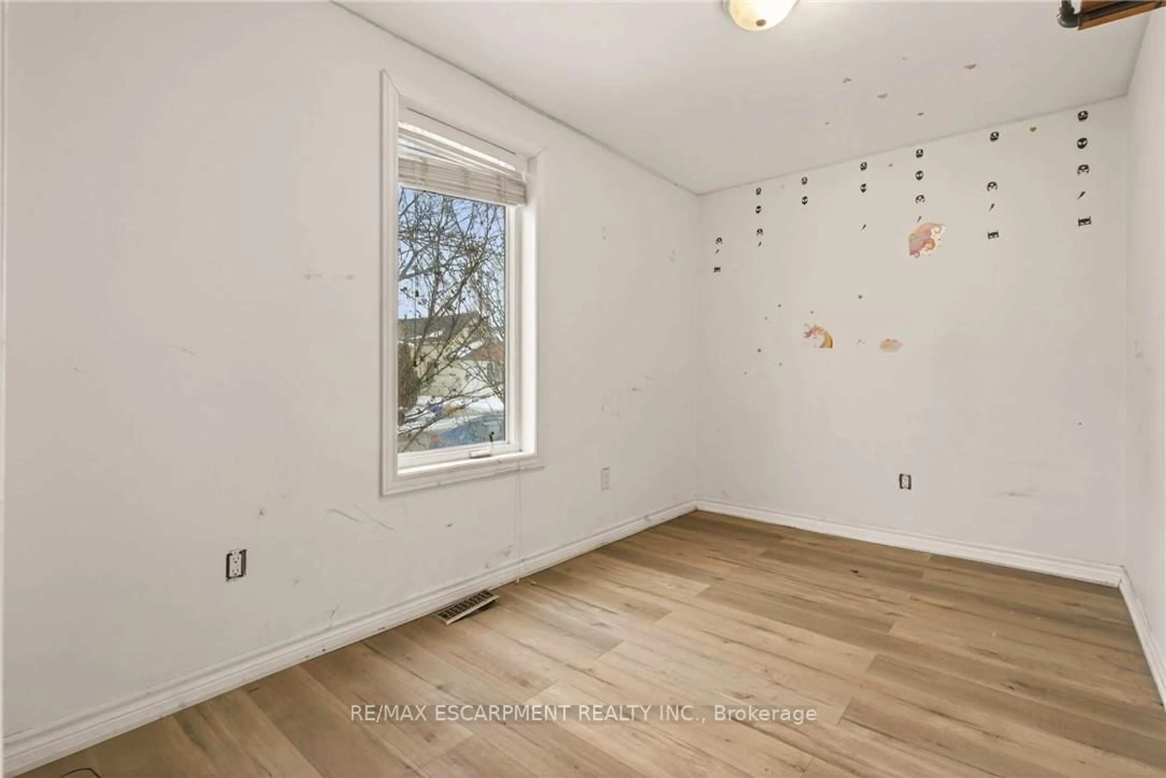 A pic of a room for 218 East 8th St, Hamilton Ontario L9A 3L8