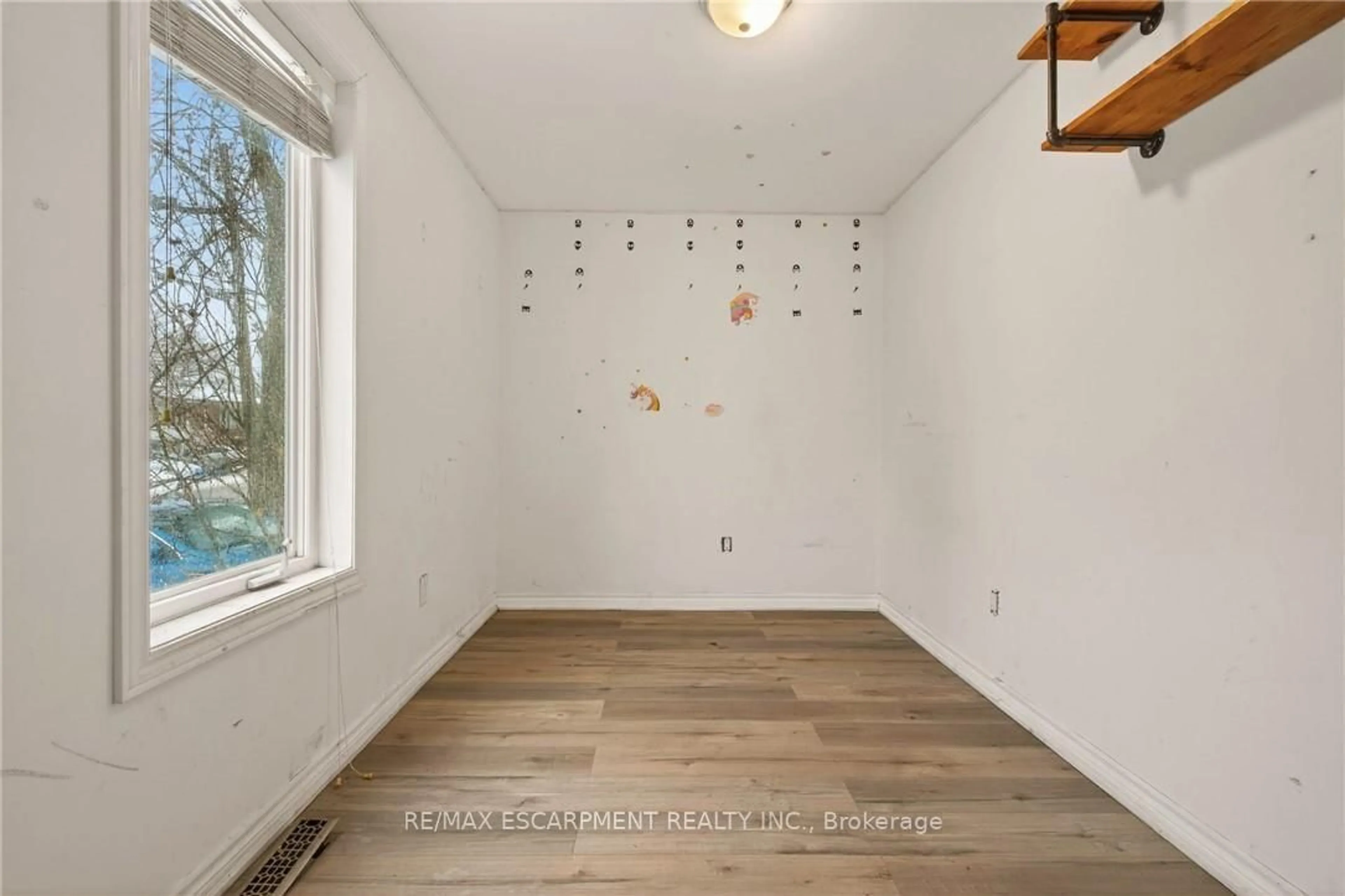 A pic of a room for 218 East 8th St, Hamilton Ontario L9A 3L8