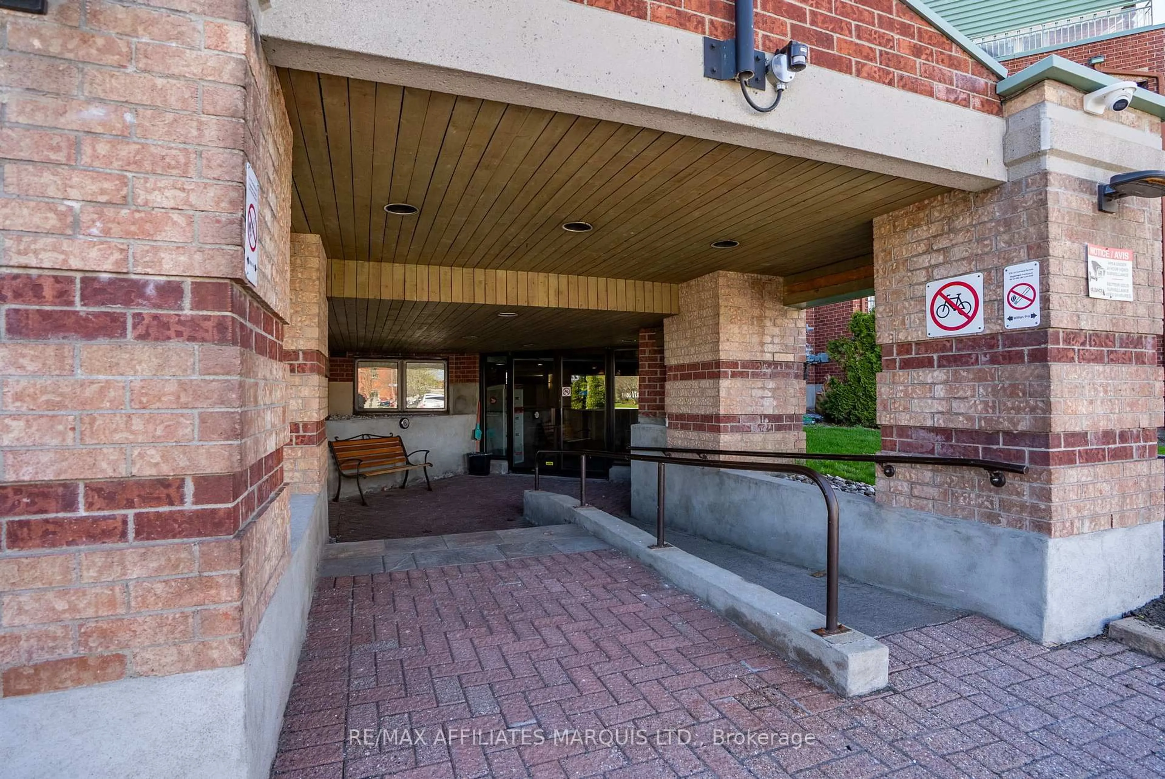 Indoor foyer for 121 Water St #408, Cornwall Ontario K6J 5T8
