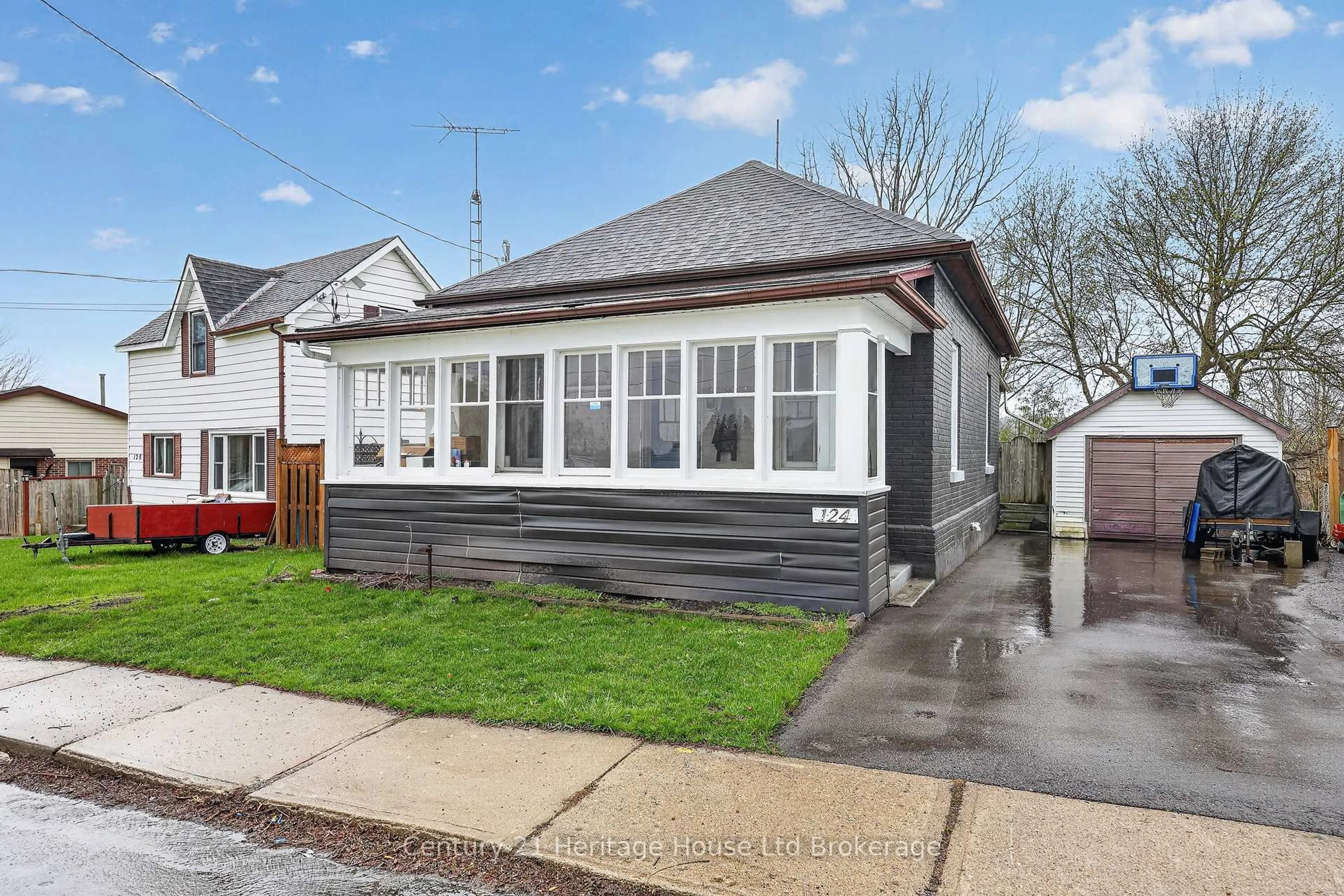 Home with vinyl exterior material, street for 124 East Park Dr, Woodstock Ontario N4S 3N2