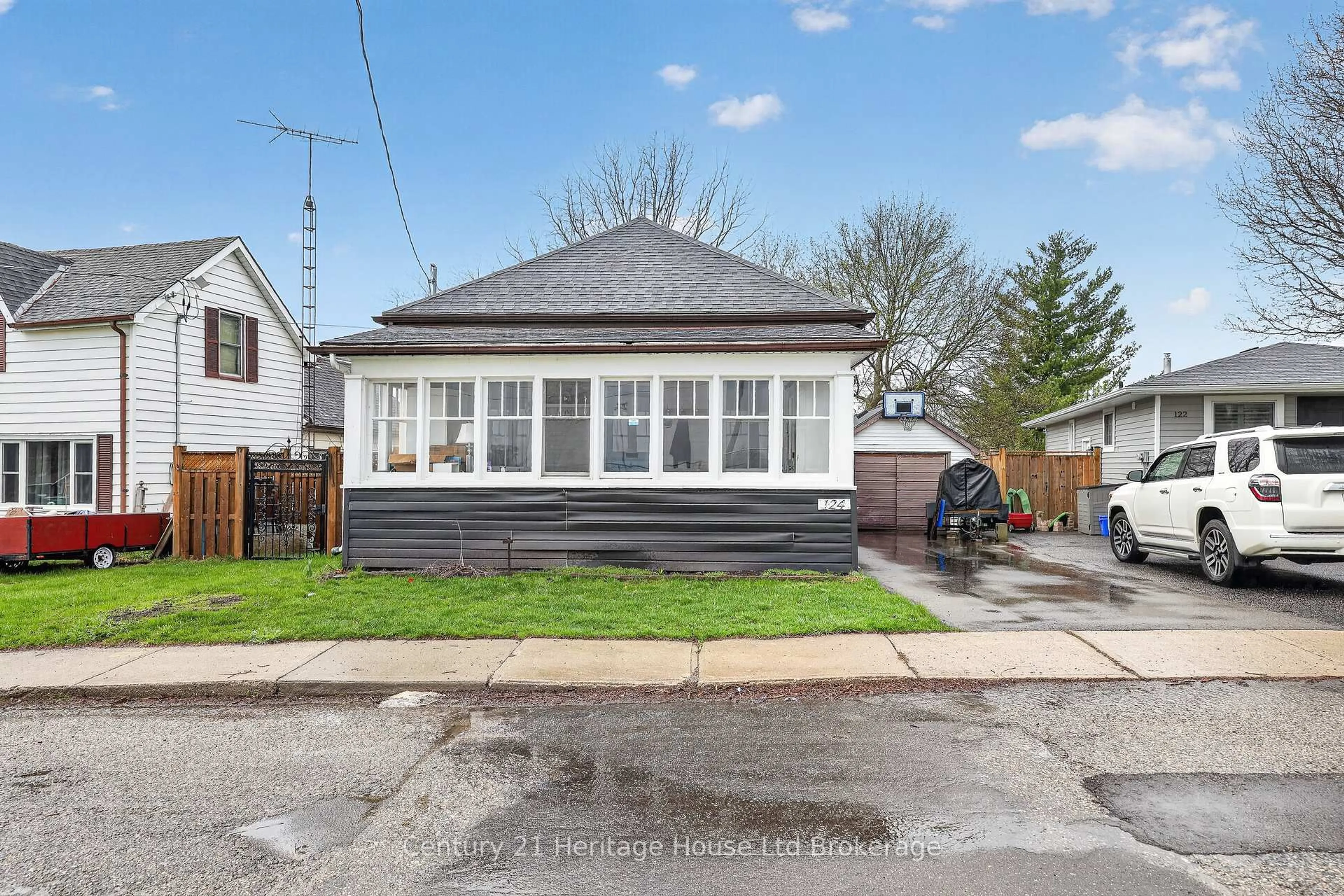 Unknown for 124 East Park Dr, Woodstock Ontario N4S 3N2