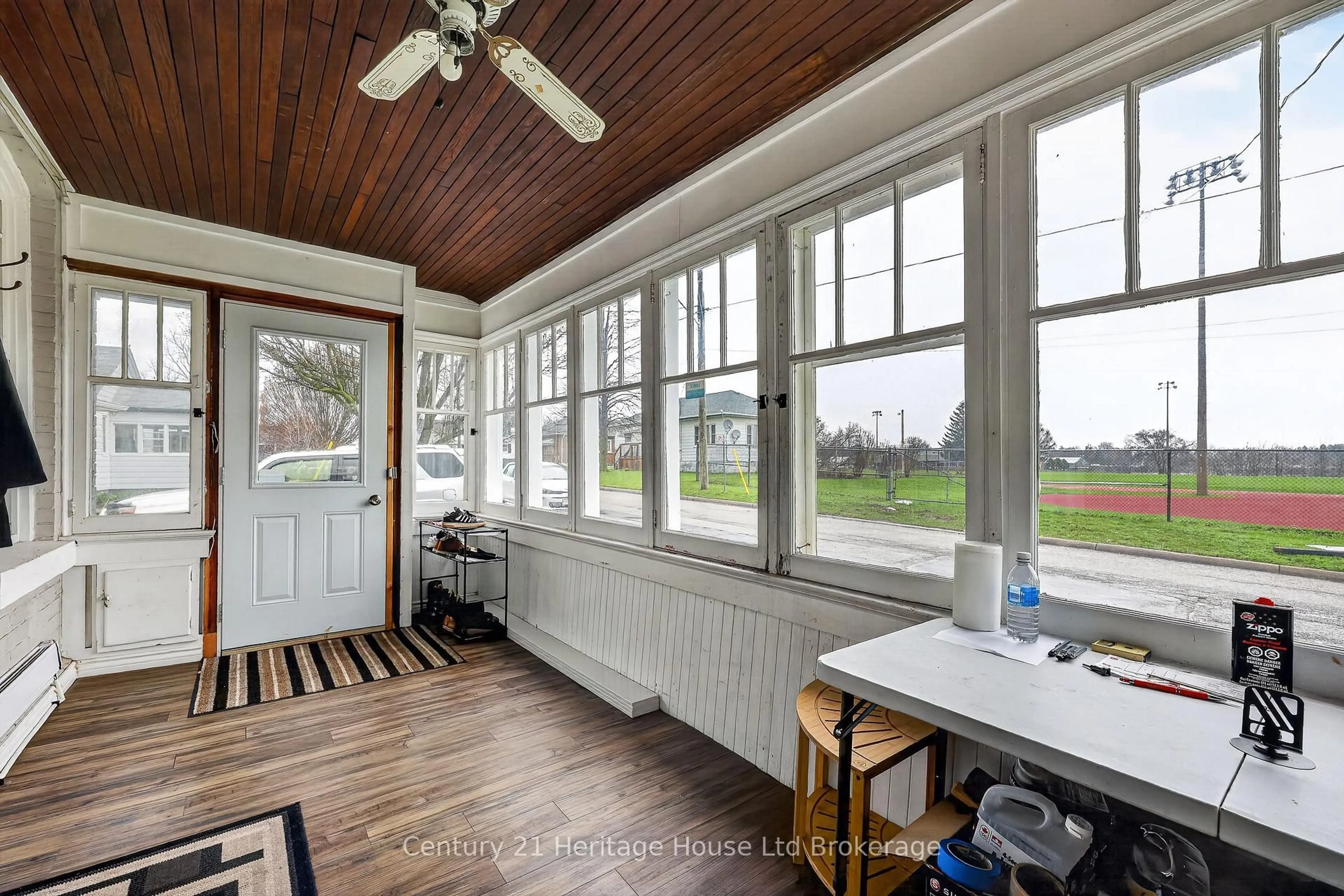 Indoor entryway for 124 East Park Dr, Woodstock Ontario N4S 3N2