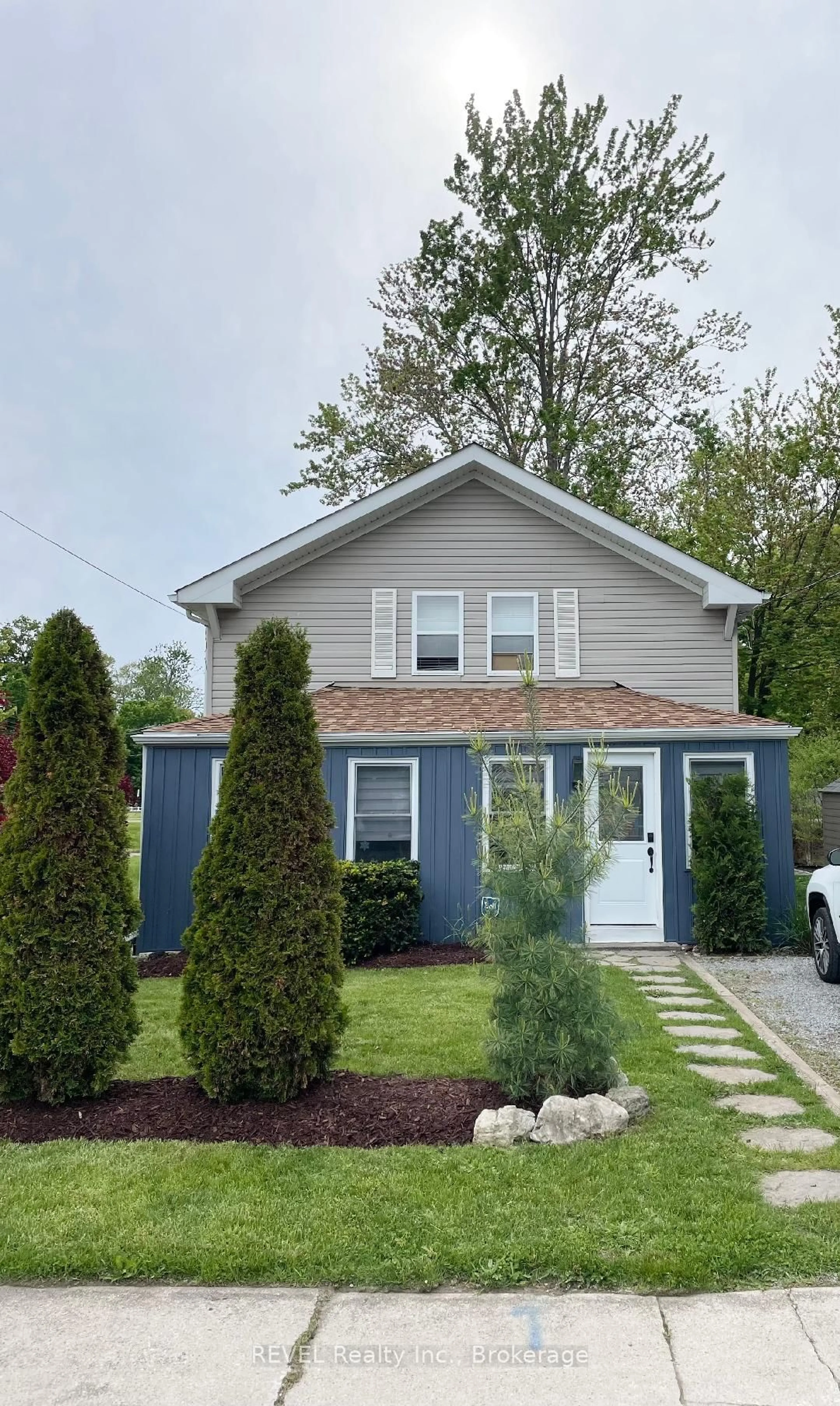 Home with vinyl exterior material, street for 407 Schooley Rd, Fort Erie Ontario L0S 1B0