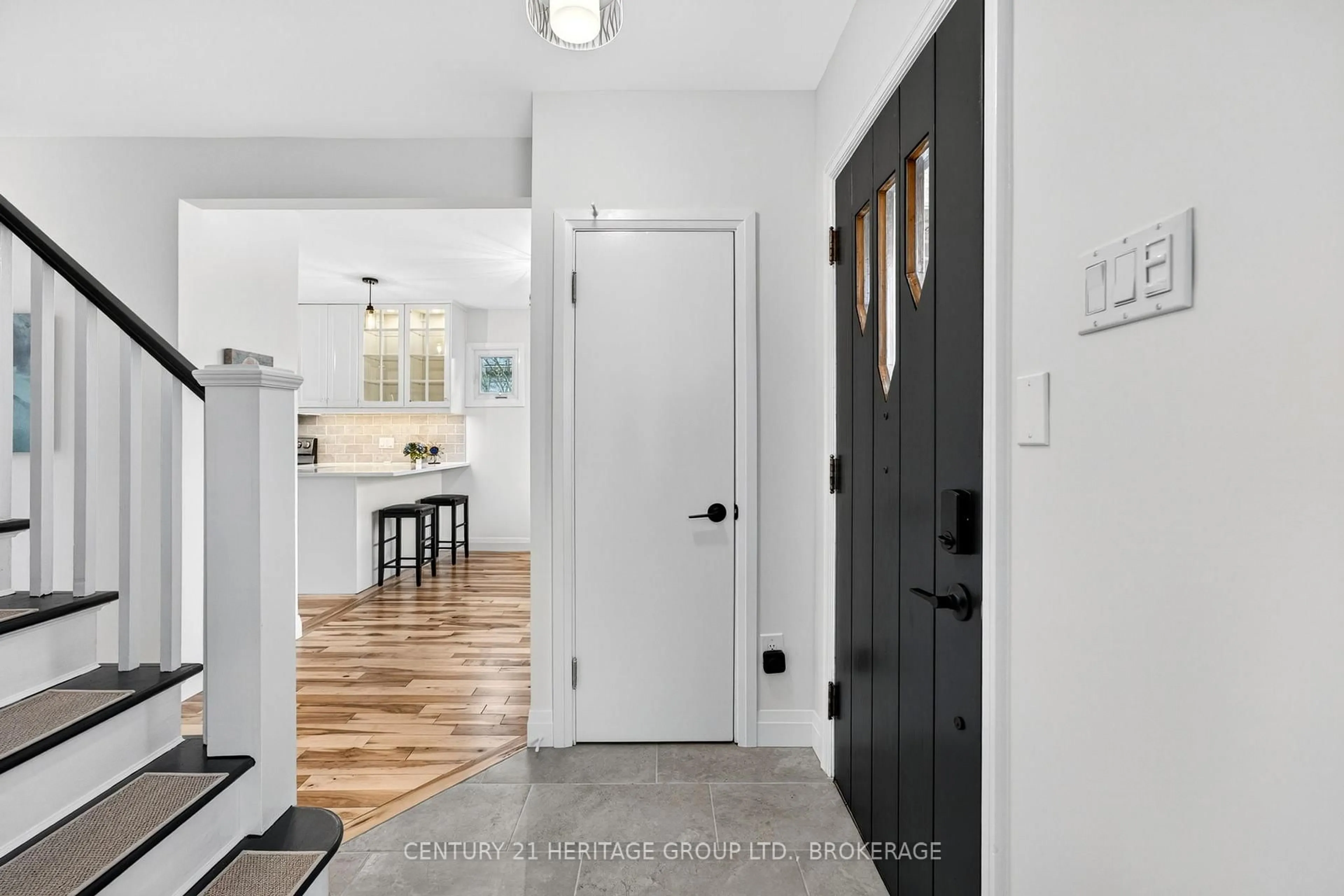 Indoor entryway for 439 College St, Kingston Ontario K7L 4M8