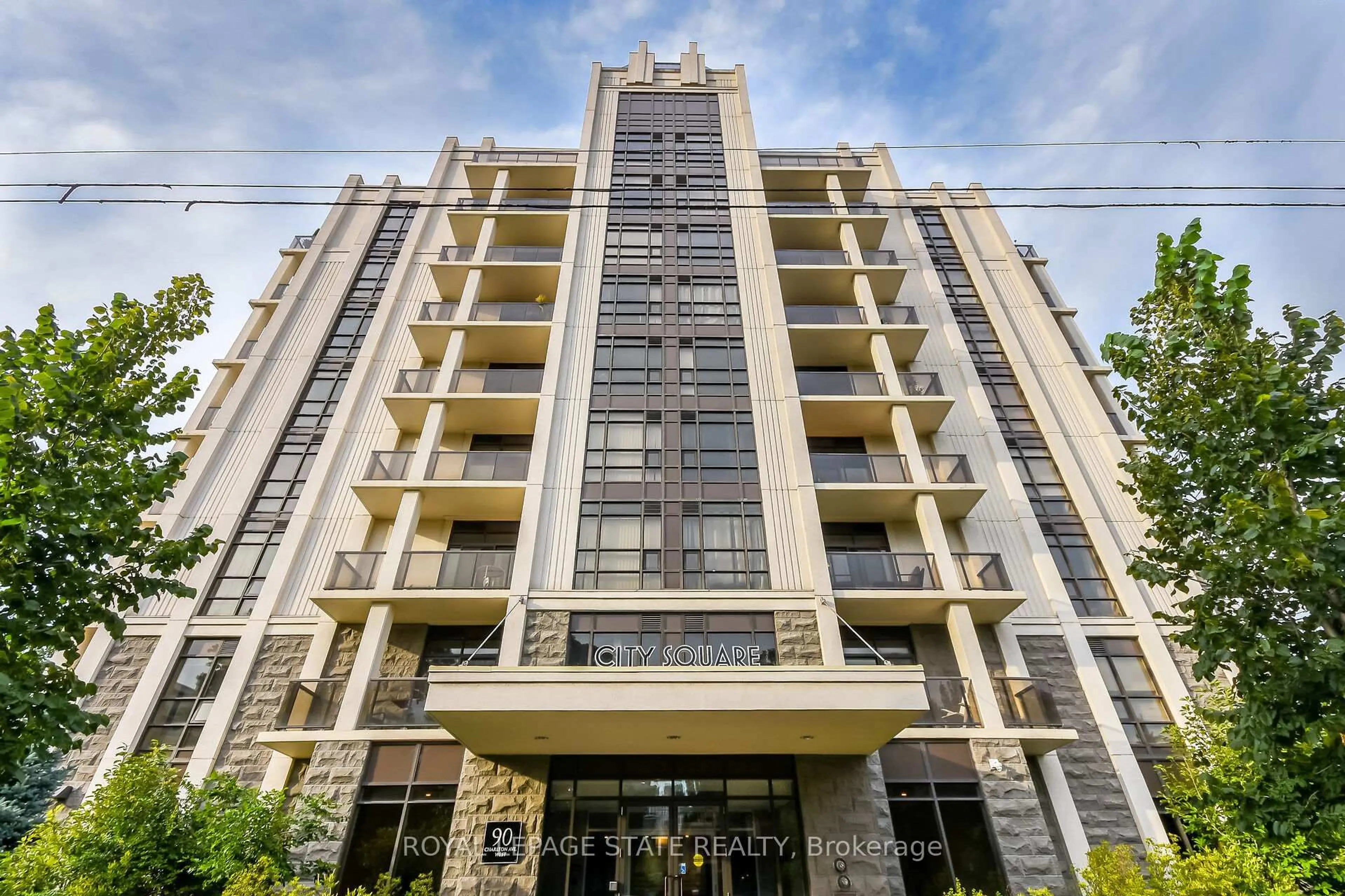 Indoor foyer for 90 Charlton Ave #804, Hamilton Ontario L8P 0B4