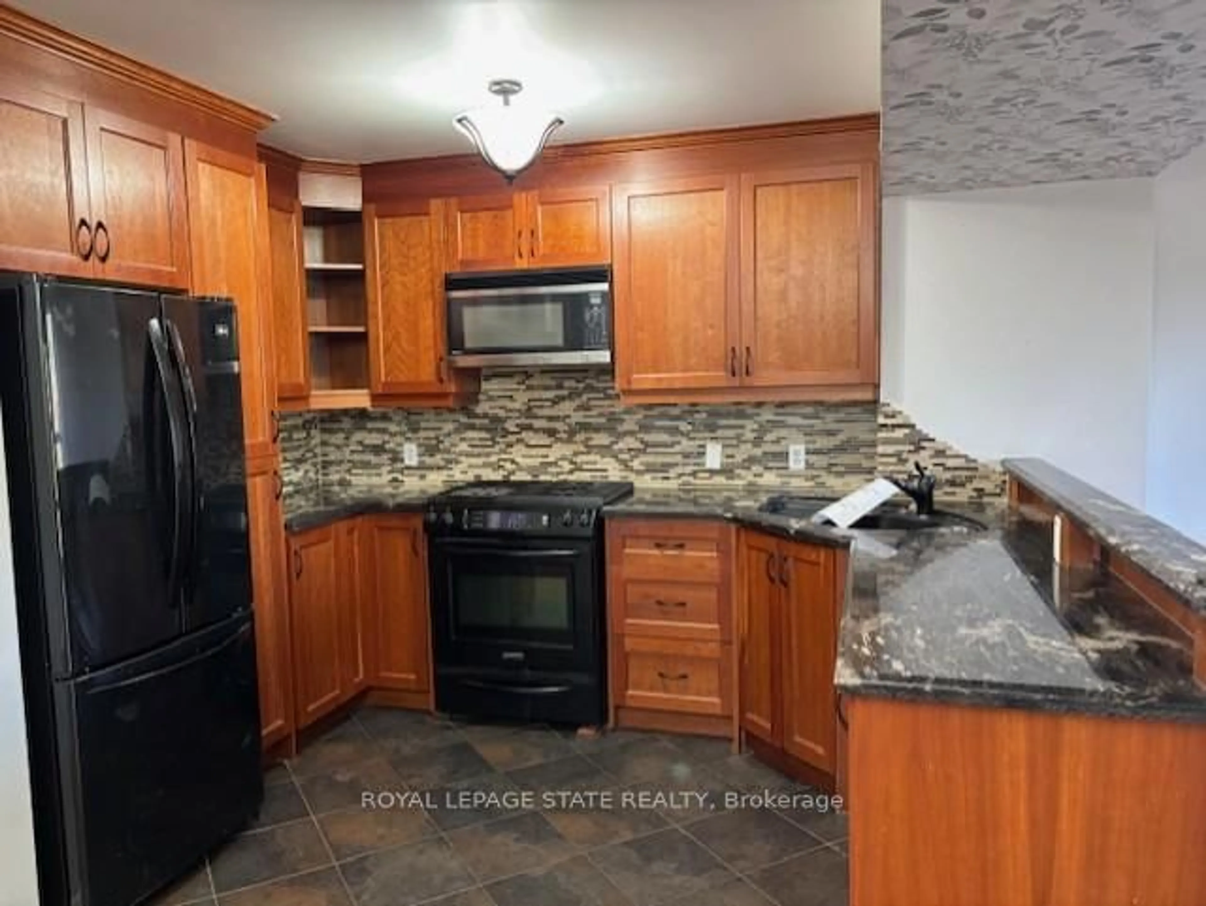 Standard kitchen, ceramic/tile floor for 45 Thames Way, Hamilton Ontario L0R 1W0