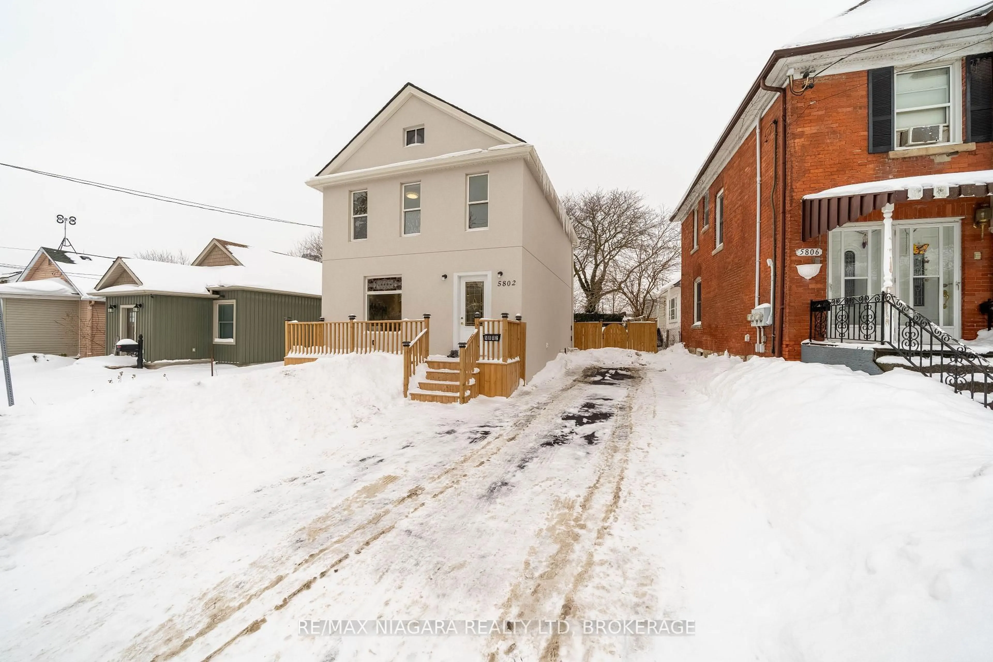 A pic from outside/outdoor area/front of a property/back of a property/a pic from drone, street for 5802 Peer St, Niagara Falls Ontario L2G 1X2