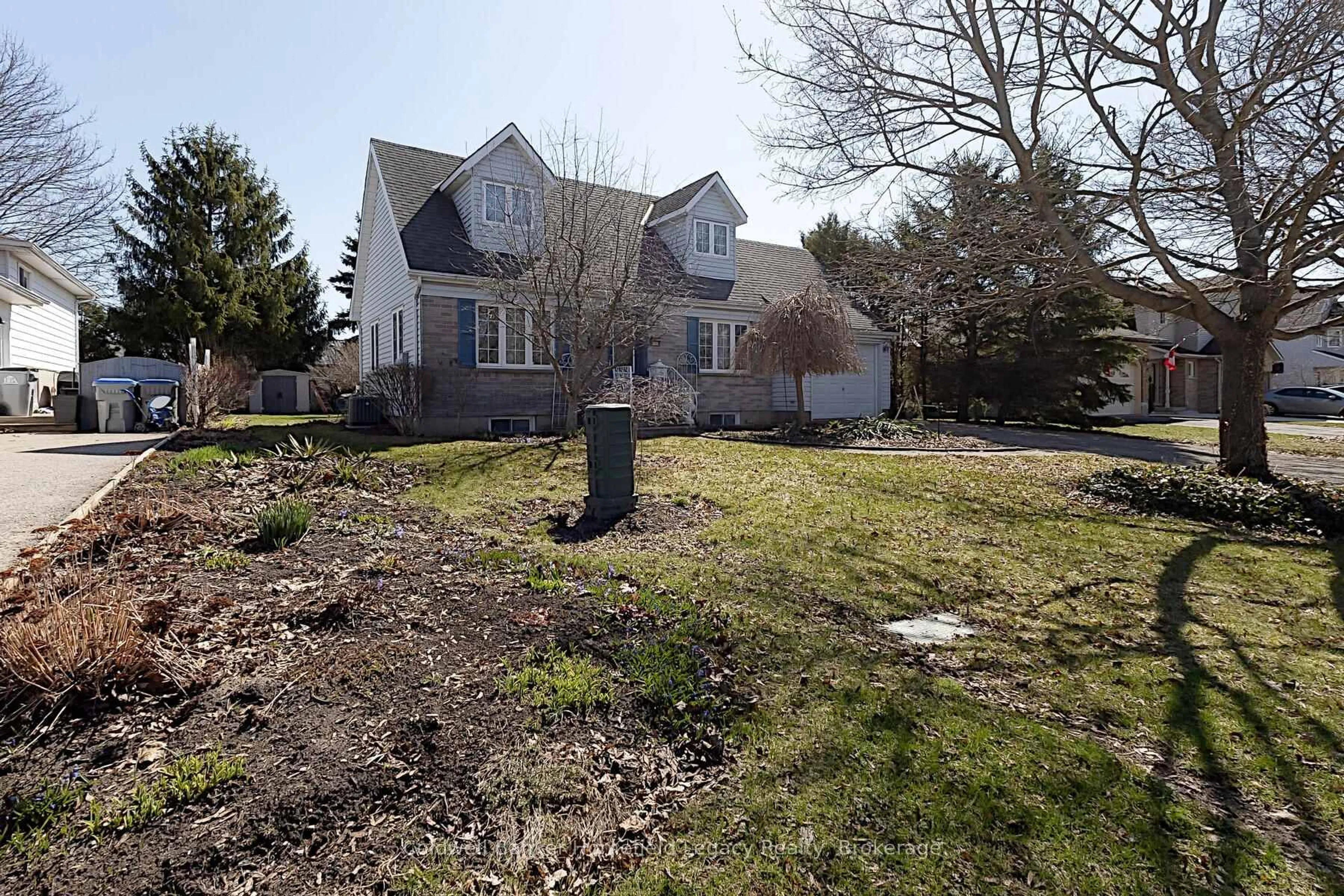 A pic from outside/outdoor area/front of a property/back of a property/a pic from drone, street for 229 HURON St, St. Marys Ontario N4X 1A2