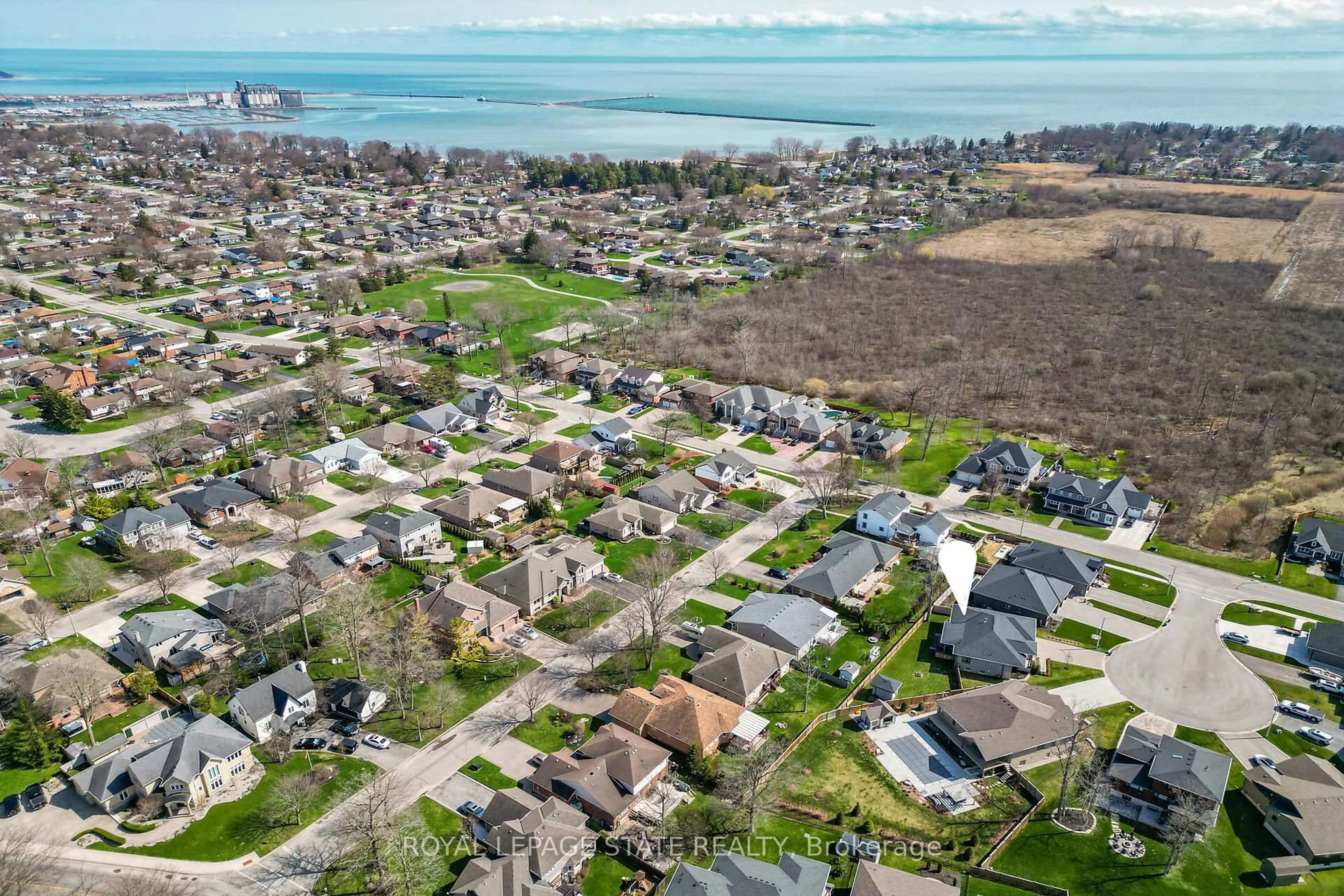 A pic from outside/outdoor area/front of a property/back of a property/a pic from drone, street for 49 Hickory Crt, Port Colborne Ontario L3K 0B2