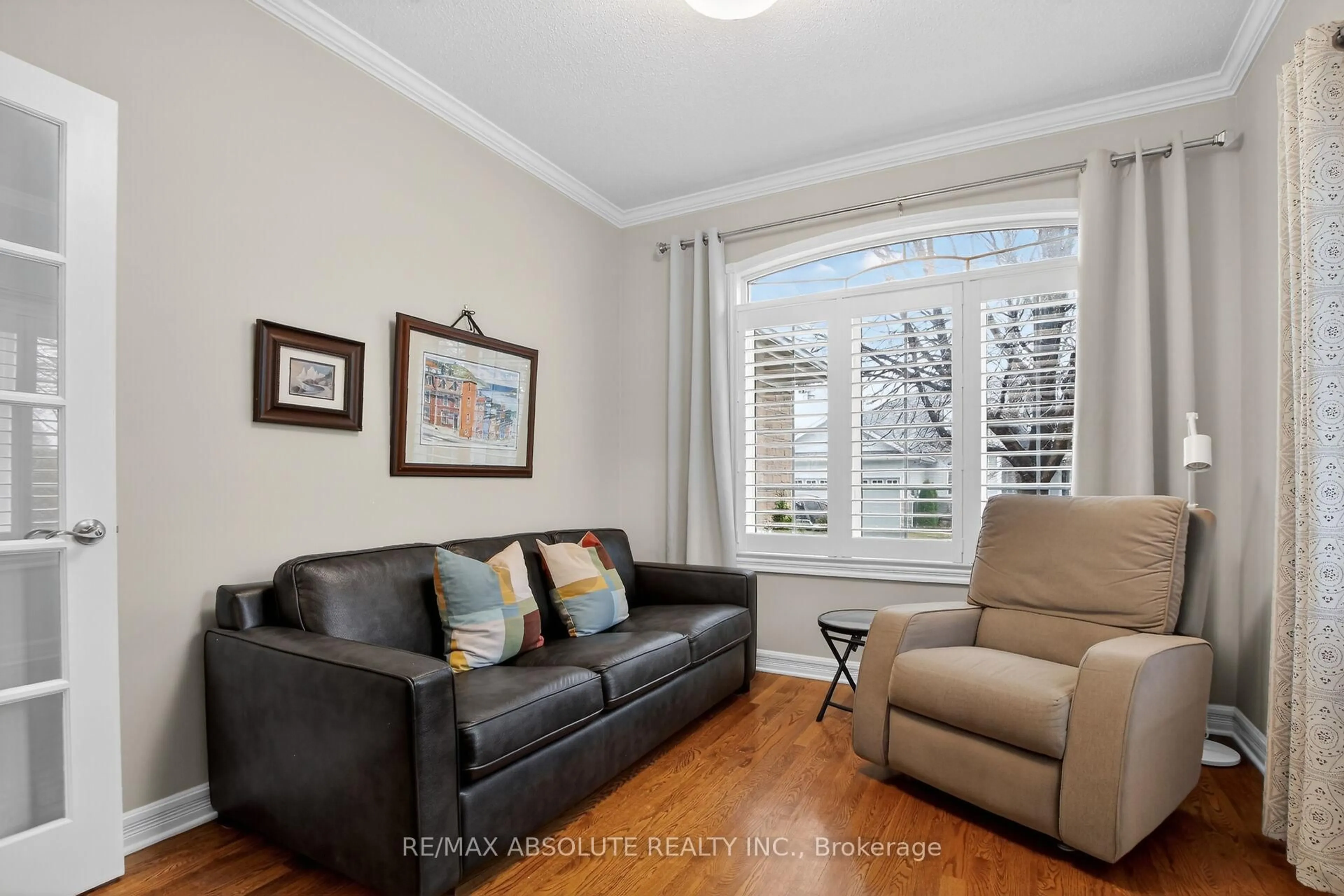 Living room with furniture, wood/laminate floor for 19 Goldora Private, Kanata Ontario K2T 1K8