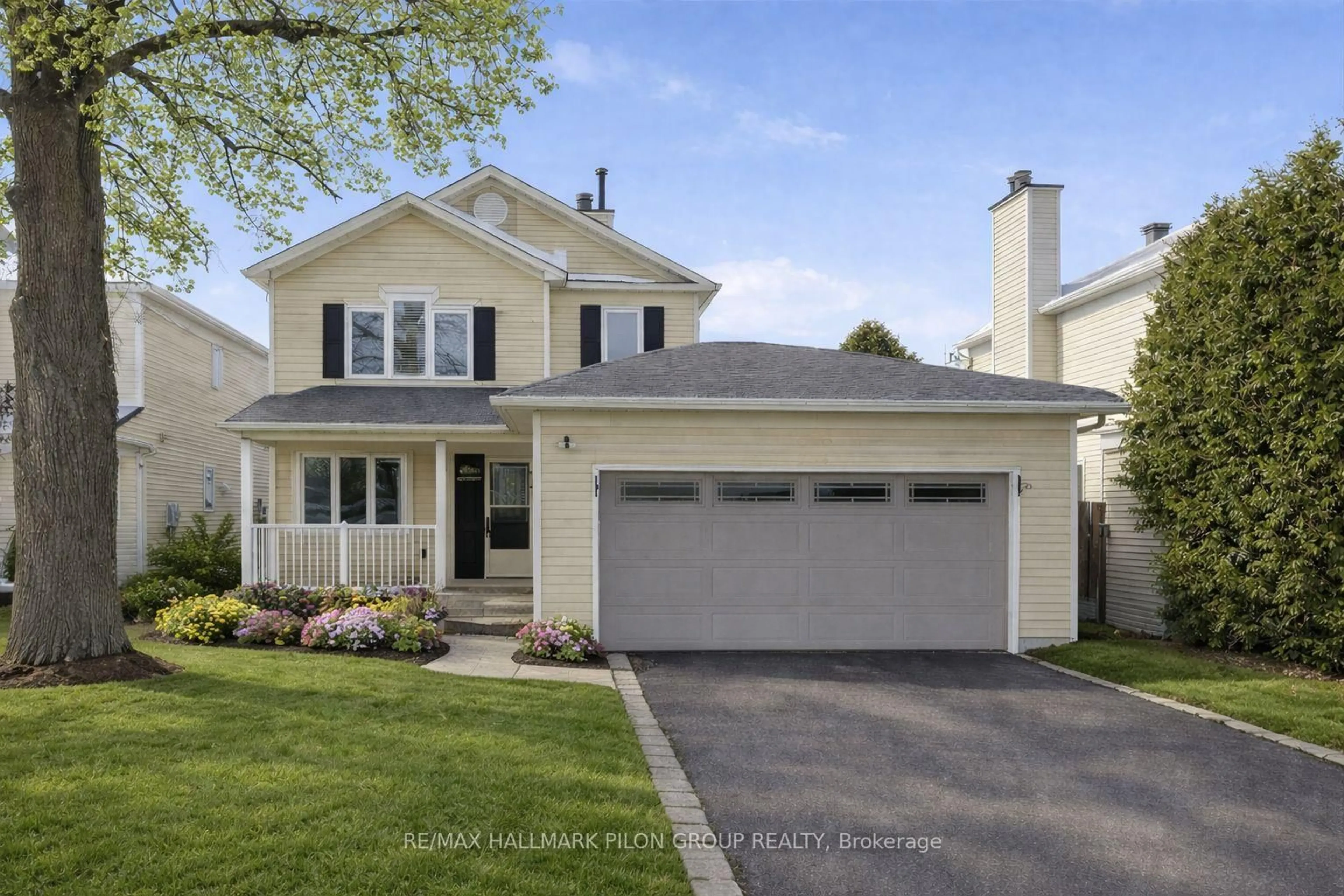 Home with vinyl exterior material, street for 284 Mceachern Cres, Orleans Ontario K1E 3K3