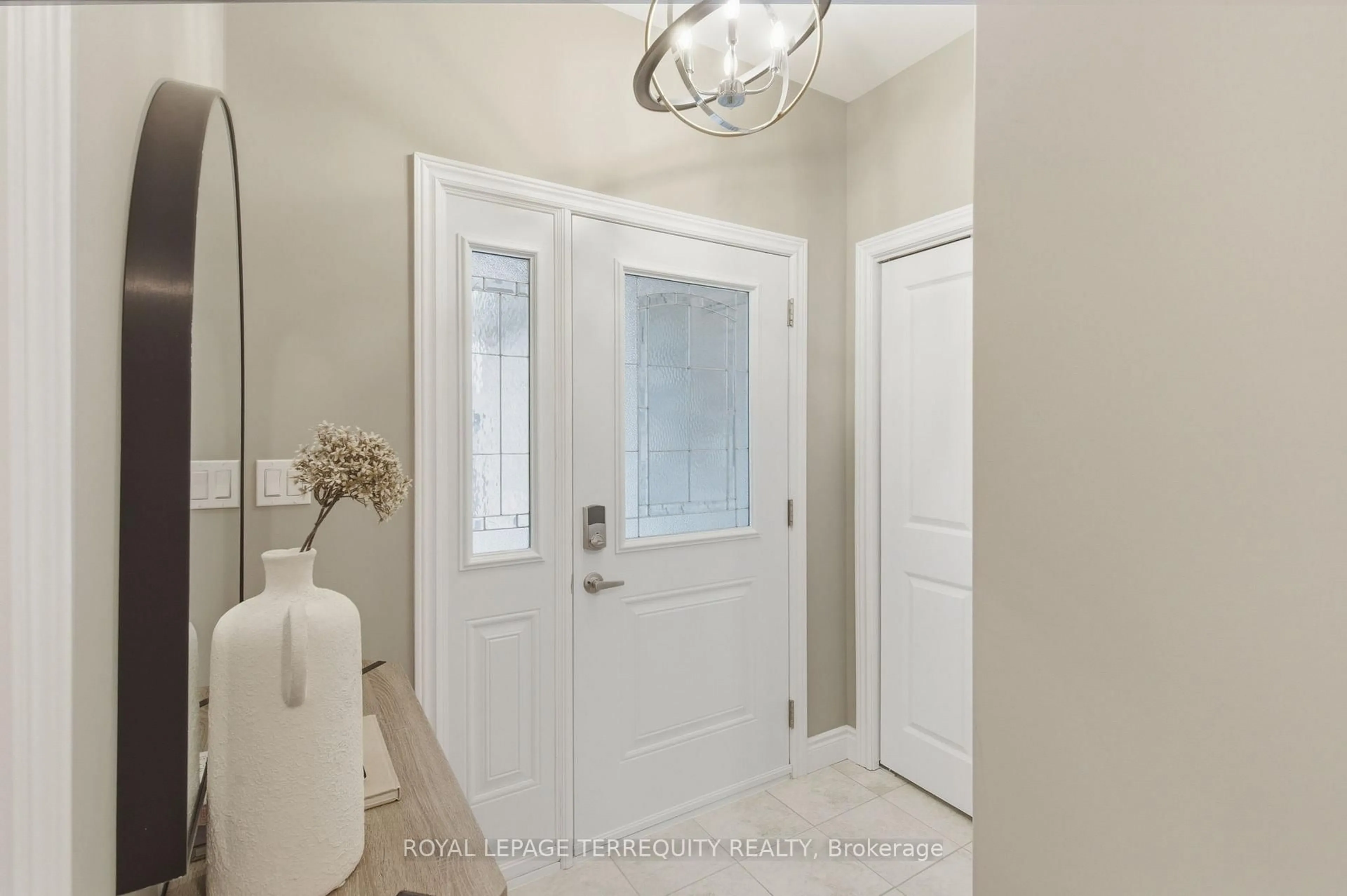Indoor entryway for 32 Birchmount St, Quinte West Ontario K8V 0C6