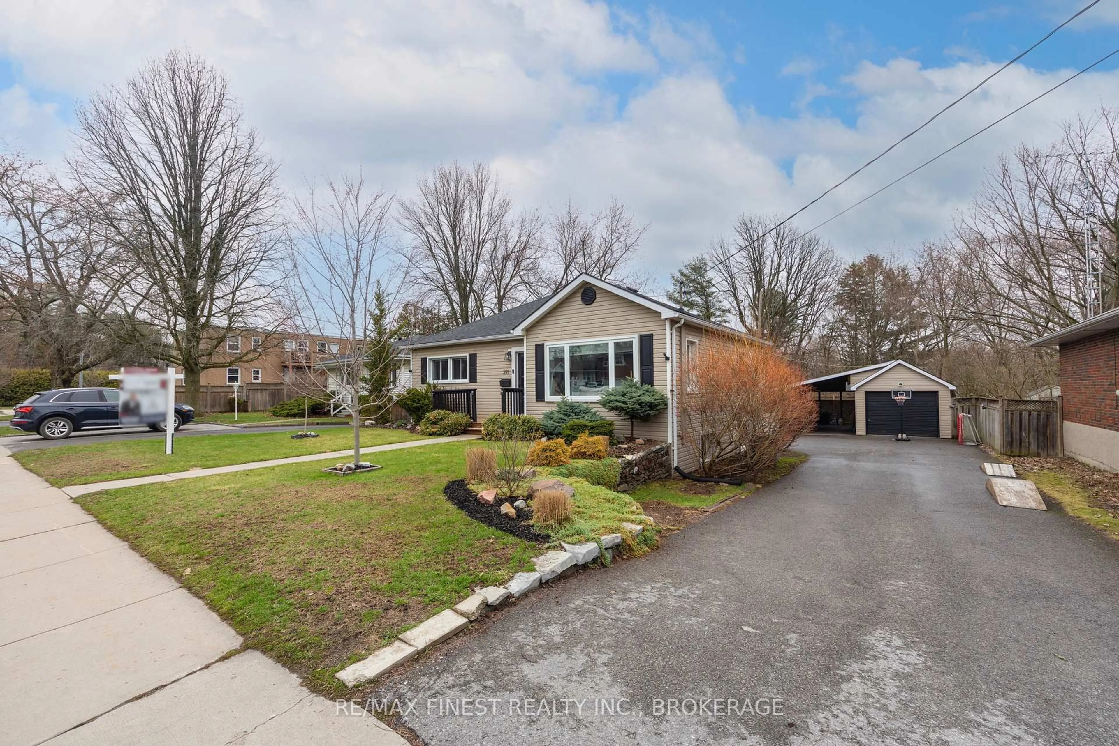 A pic from outside/outdoor area/front of a property/back of a property/a pic from drone, street for 391 MOWAT Ave, Kingston Ontario K7M 1L2