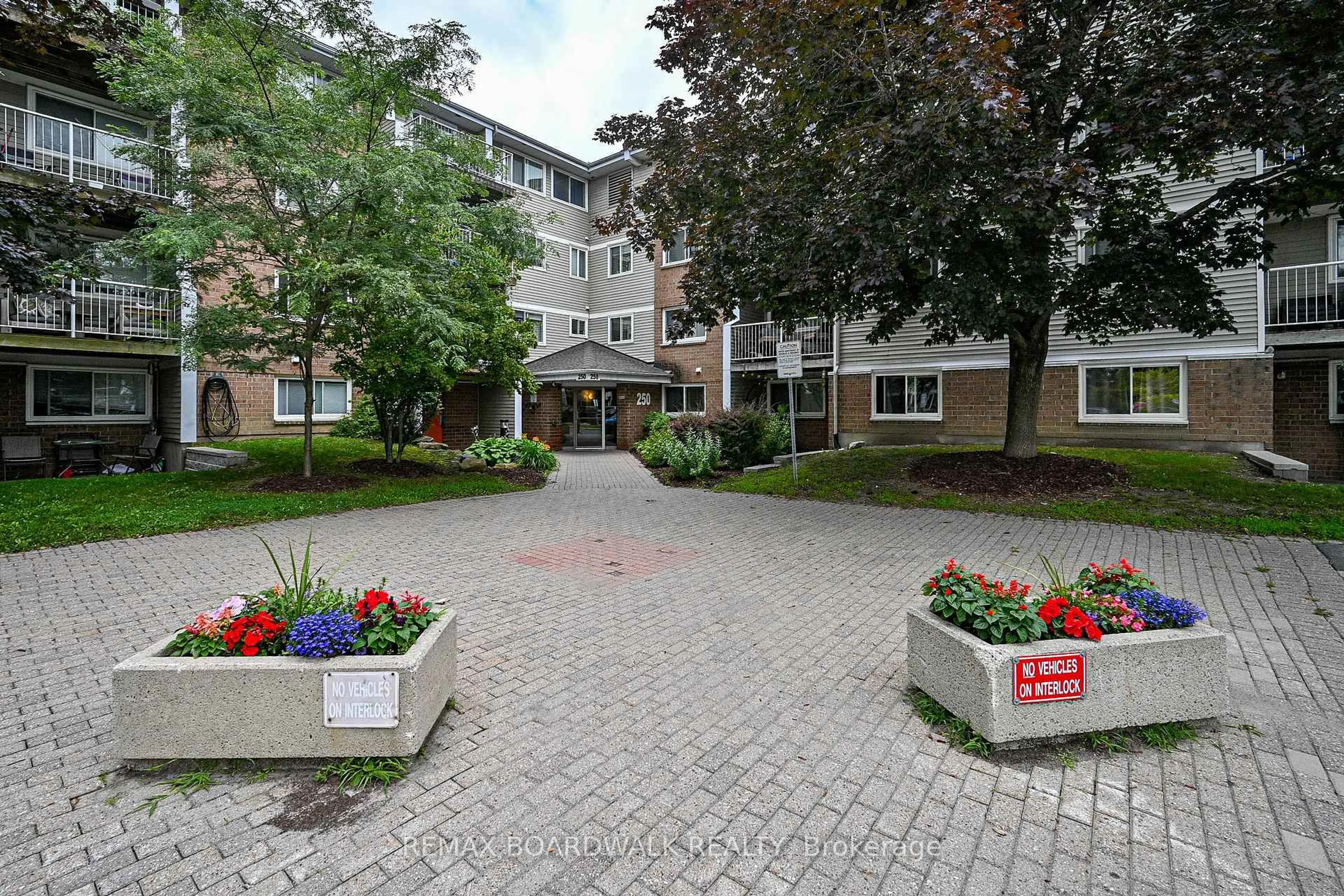 Patio, street for 250 Brittany Dr #412, Ottawa Ontario K1K 4M1