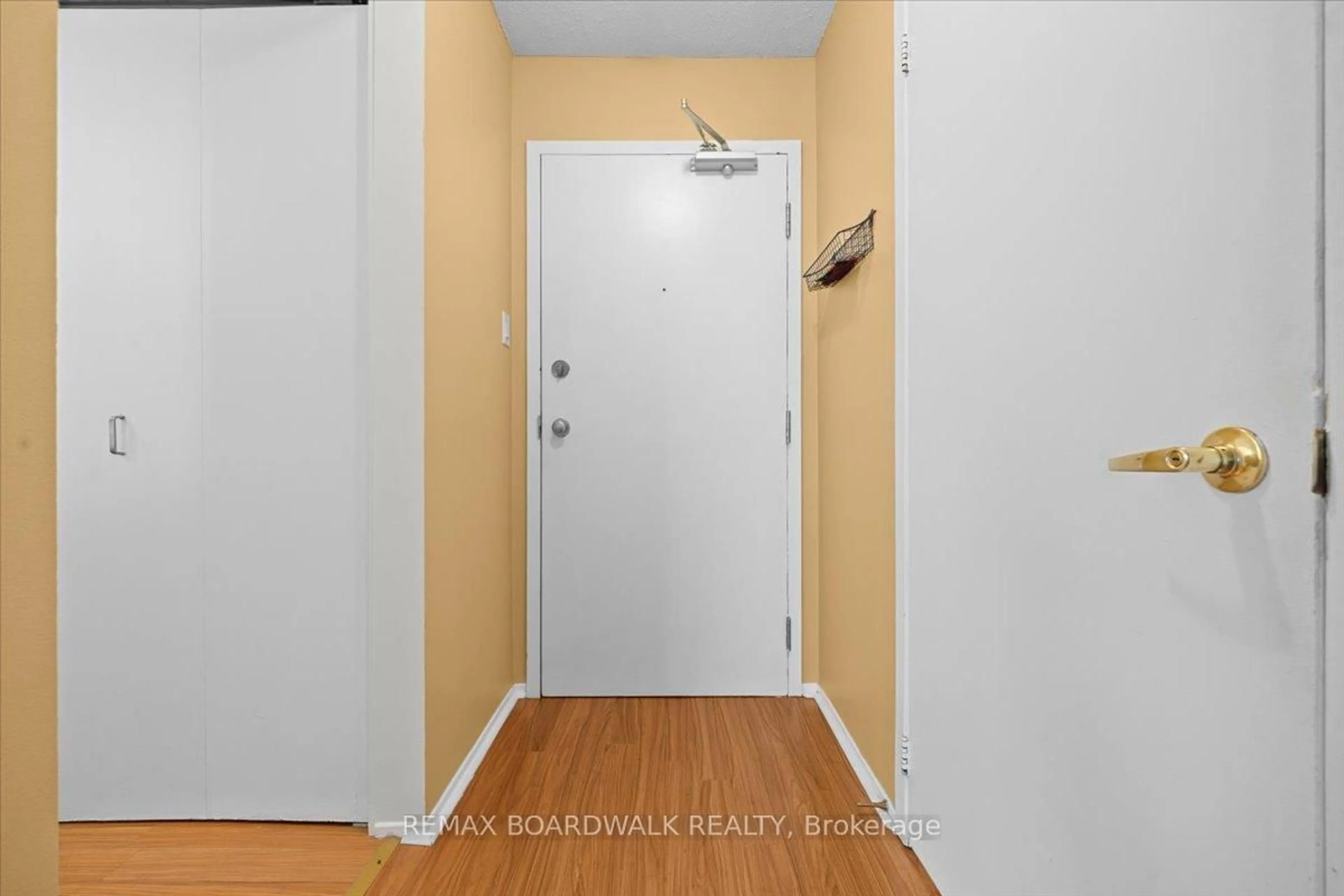 Indoor entryway for 250 Brittany Dr #412, Ottawa Ontario K1K 4M1