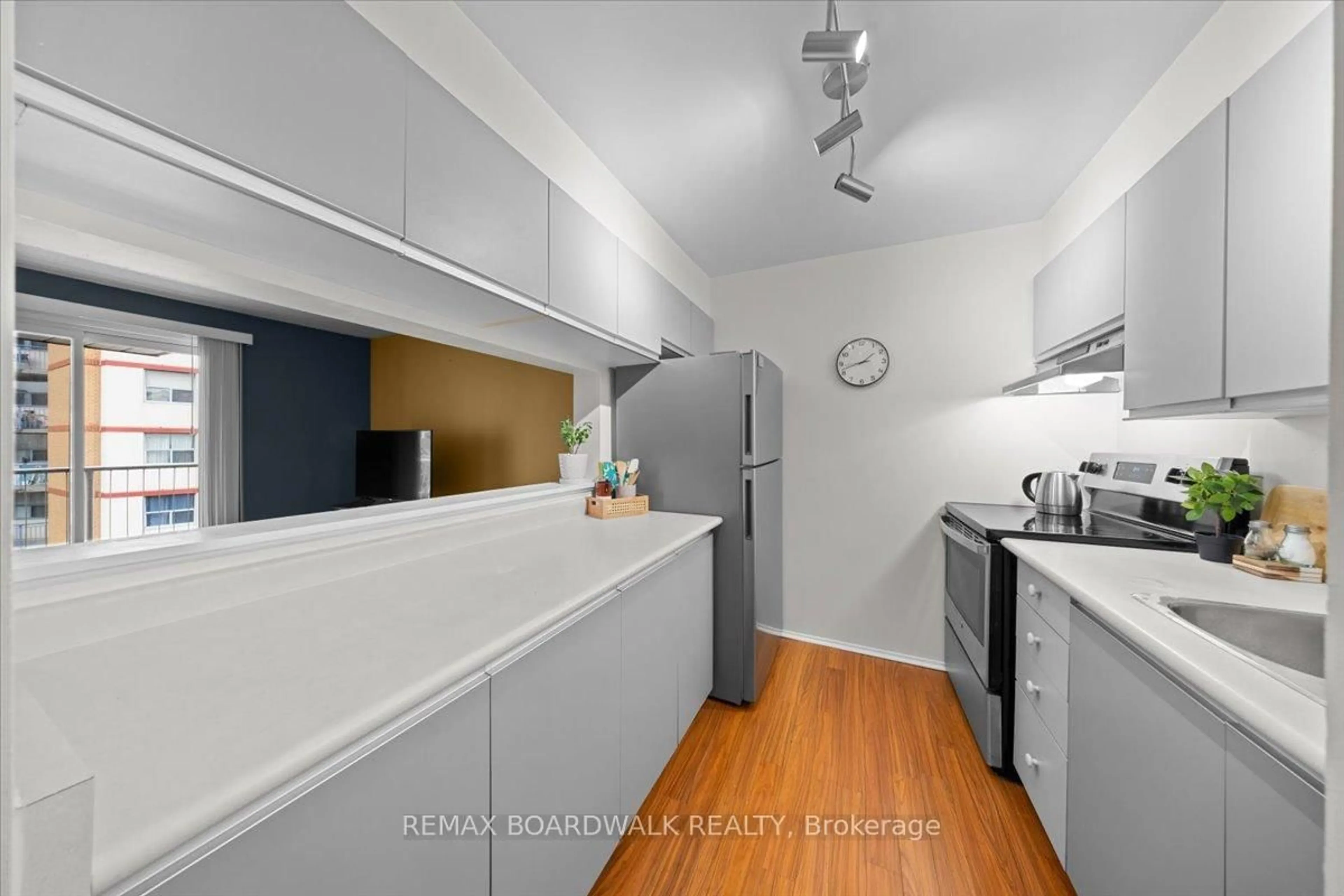 Standard kitchen, unknown for 250 Brittany Dr #412, Ottawa Ontario K1K 4M1