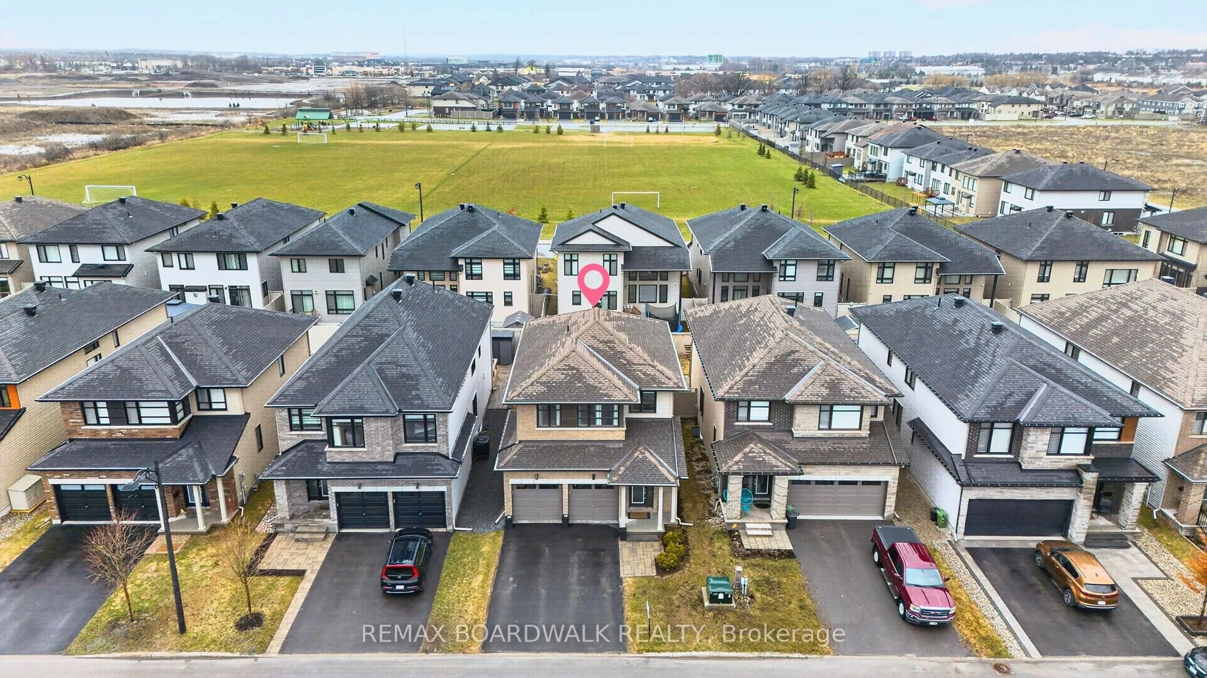 A pic from outside/outdoor area/front of a property/back of a property/a pic from drone, unknown for 38 Thunderbolt St, Ottawa Ontario K2V 0L9