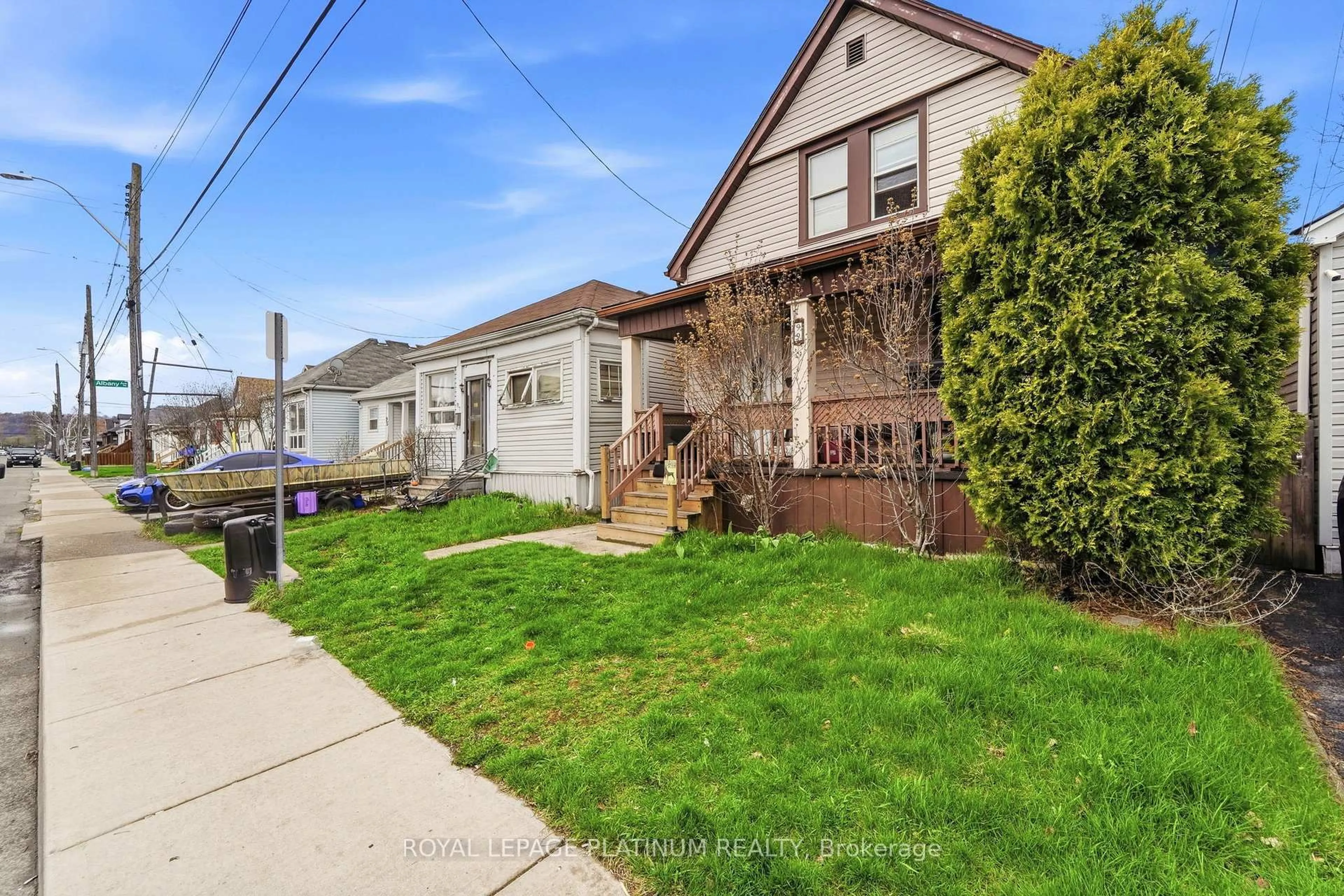 A pic from outside/outdoor area/front of a property/back of a property/a pic from drone, street for 99 ROBINS Ave, Hamilton Ontario L8H 4N5