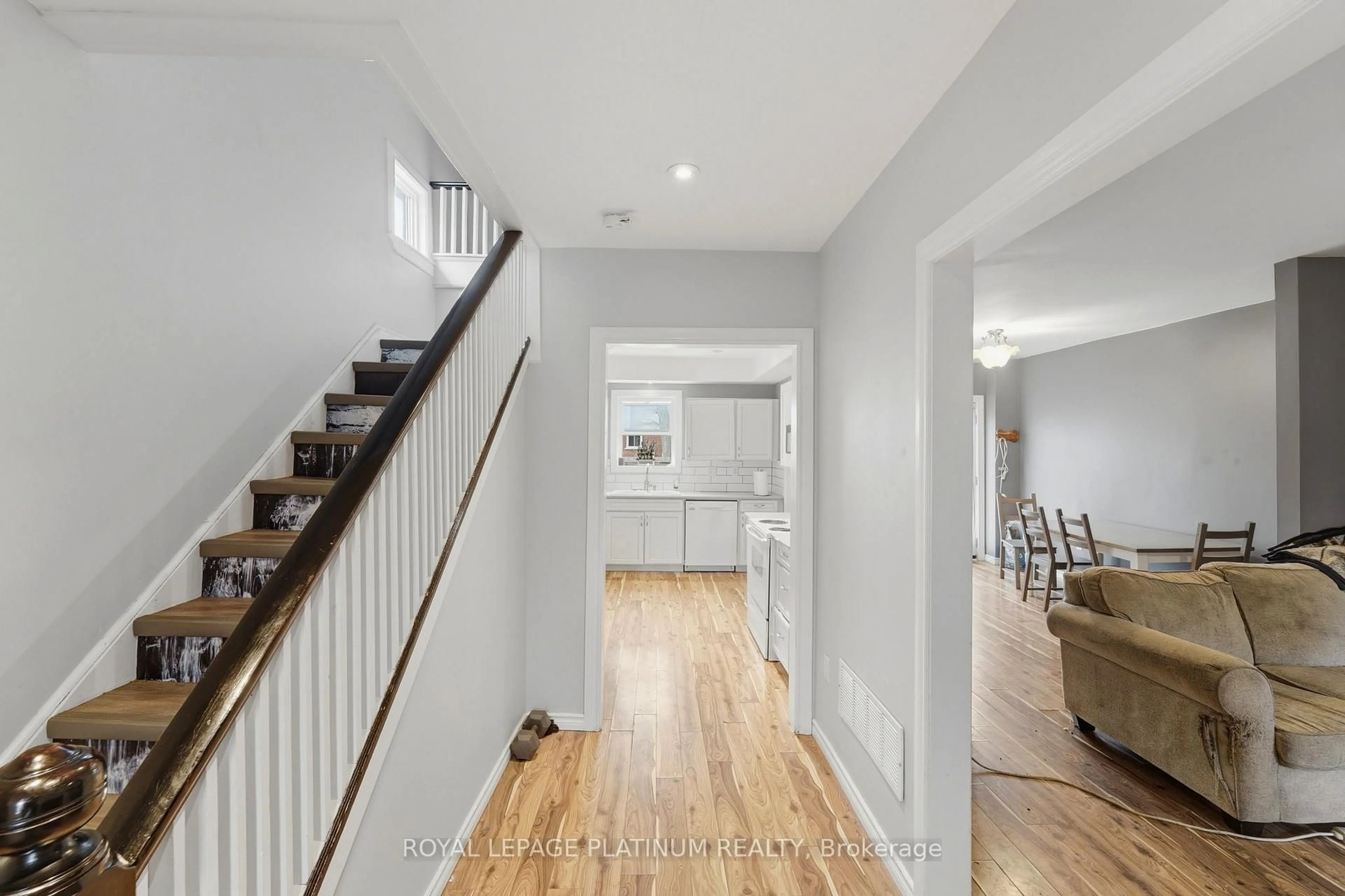 Indoor entryway for 99 ROBINS Ave, Hamilton Ontario L8H 4N5