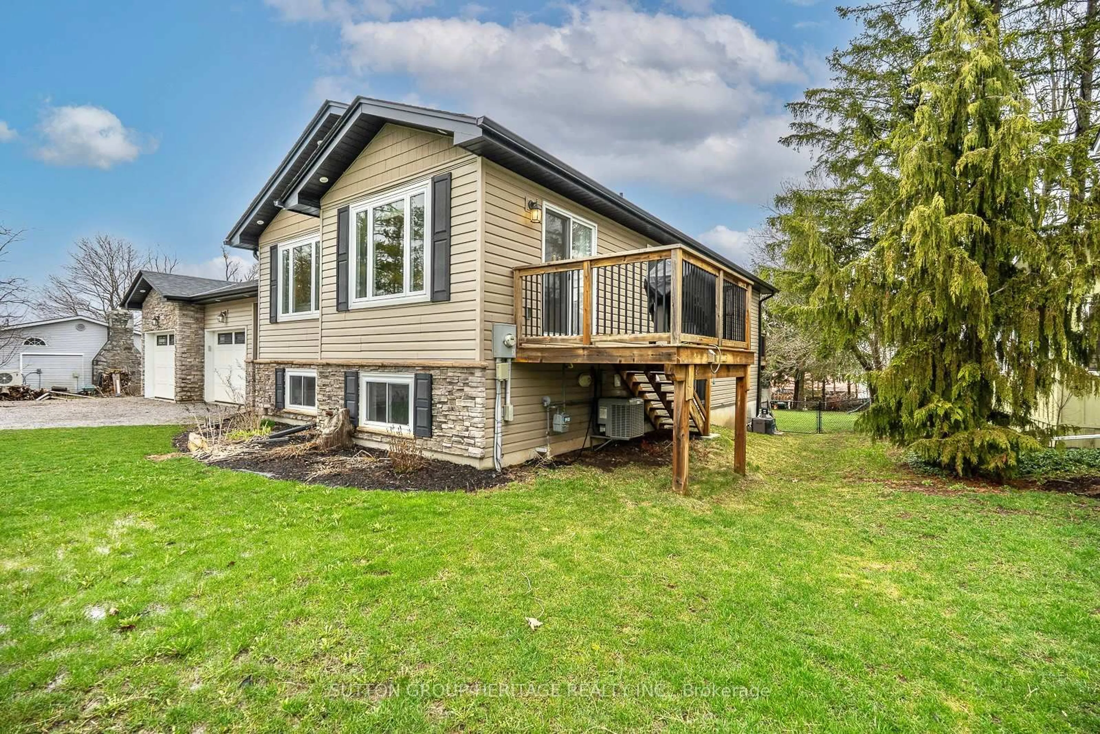 Home with vinyl exterior material, water/lake/river/ocean view for 978 Ward St, Selwyn Ontario K0L 1H0