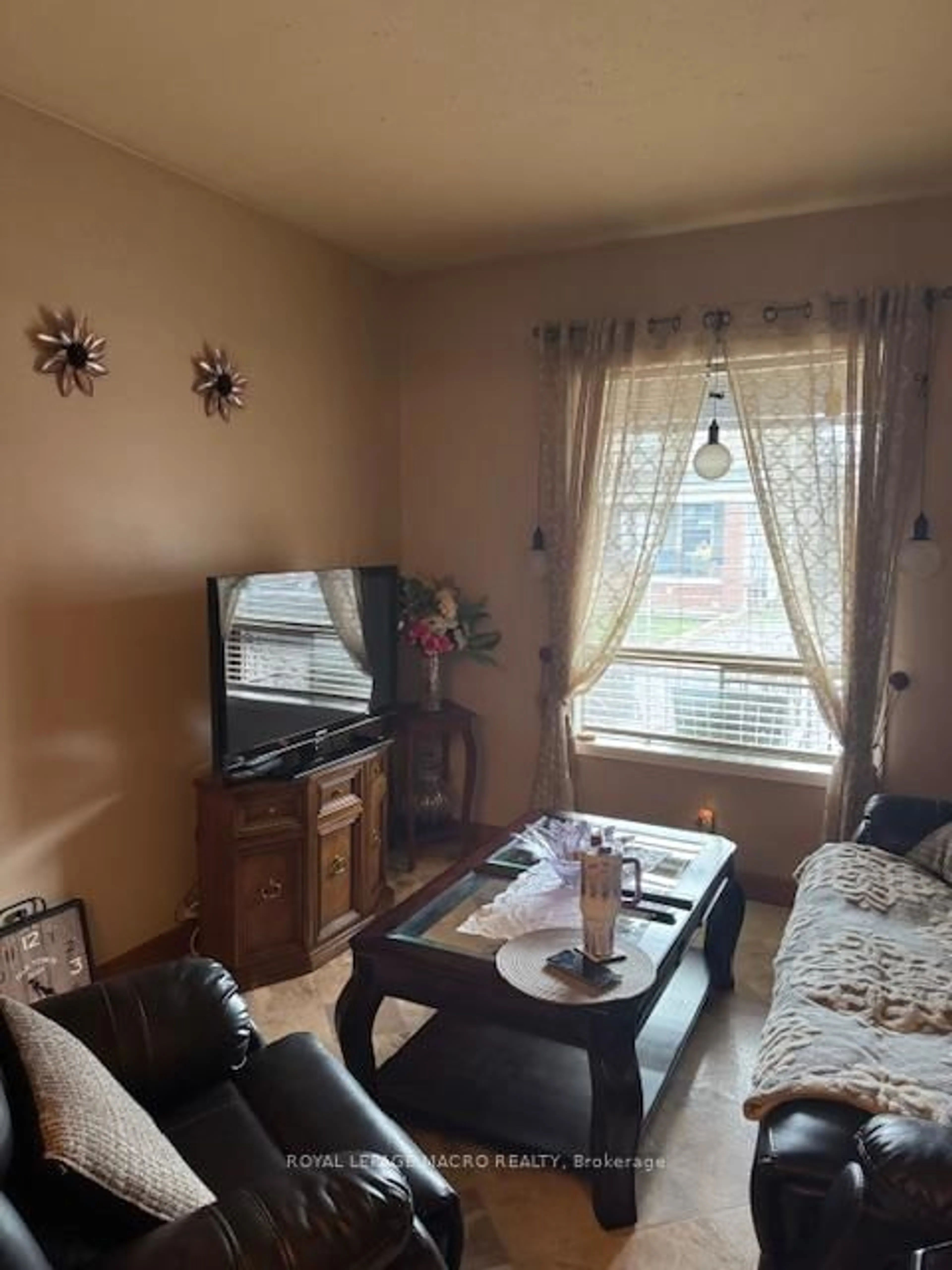 A pic of a room for 1 Somerset Ave, Hamilton Ontario L8L 2L4