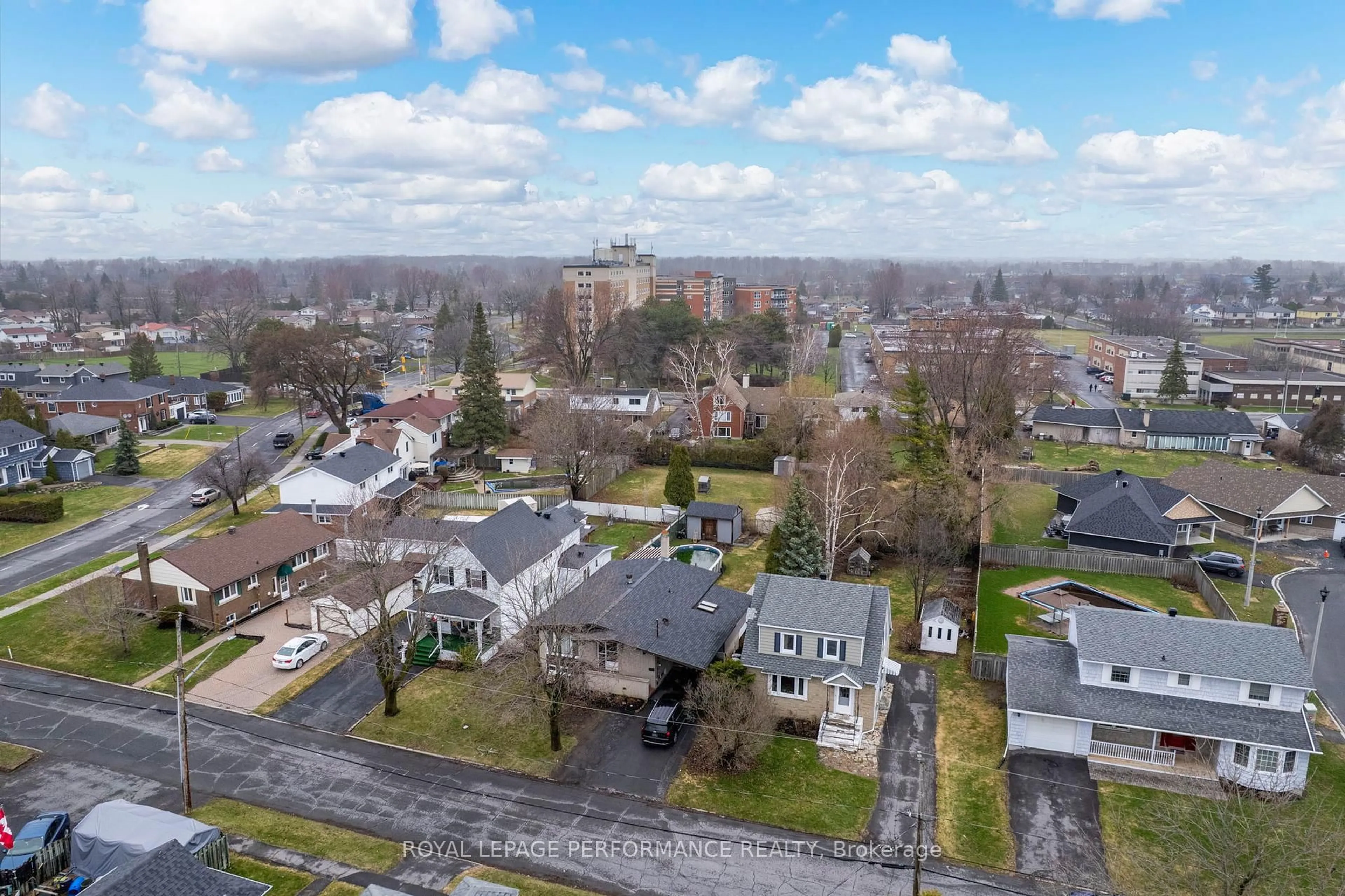 A pic from outside/outdoor area/front of a property/back of a property/a pic from drone, street for 320 Baldwin Ave, Cornwall Ontario K6H 4J5