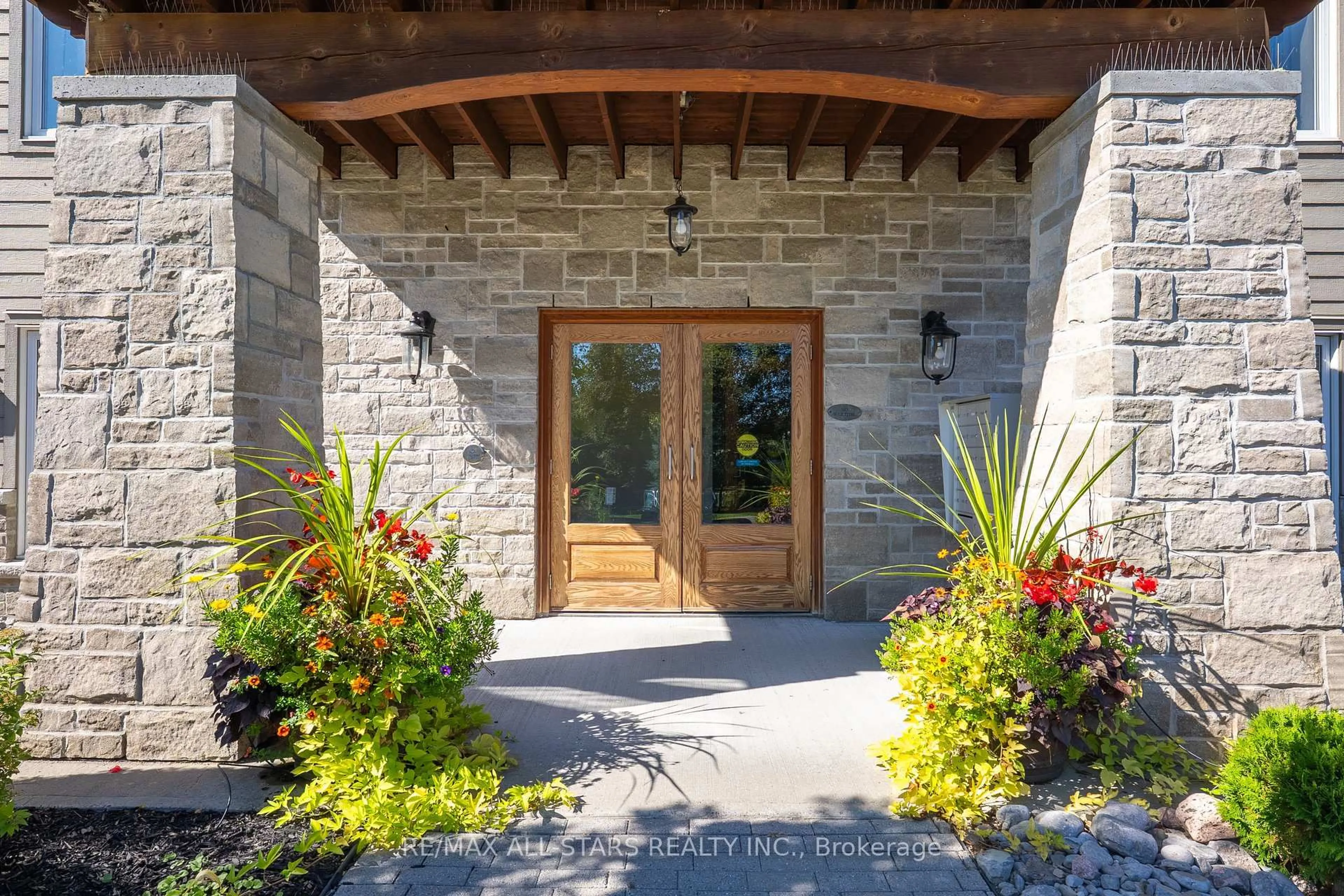 Indoor entryway for 94 Francis St #104, Kawartha Lakes Ontario K0M 1N0