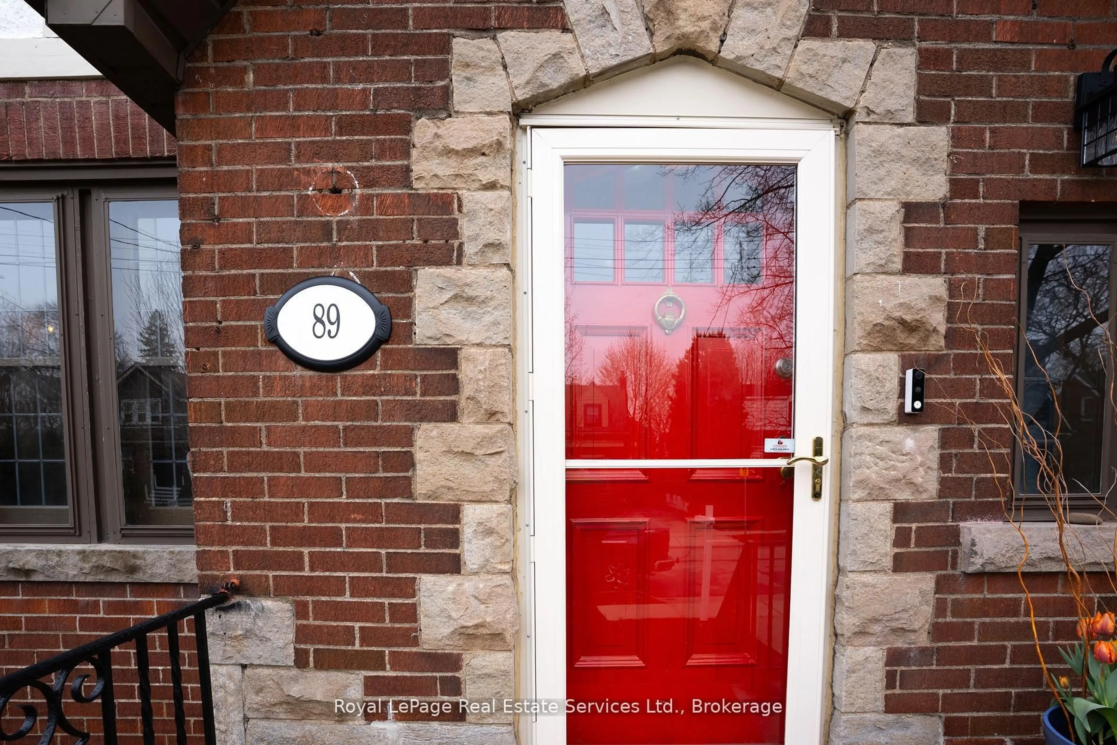 Indoor entryway for 89 Edgemont St, Hamilton Ontario L8K 2H6