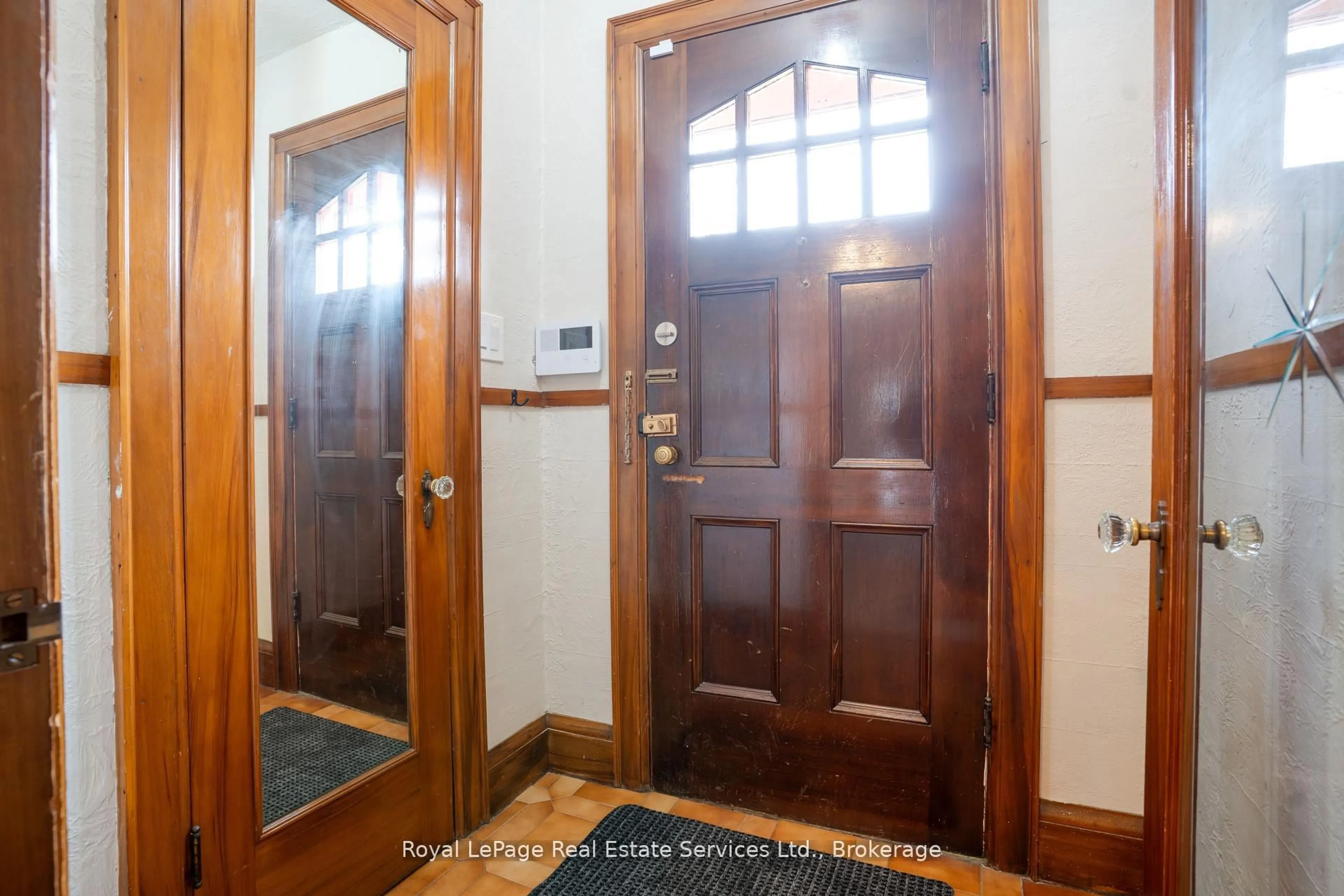 Indoor foyer for 89 Edgemont St, Hamilton Ontario L8K 2H6