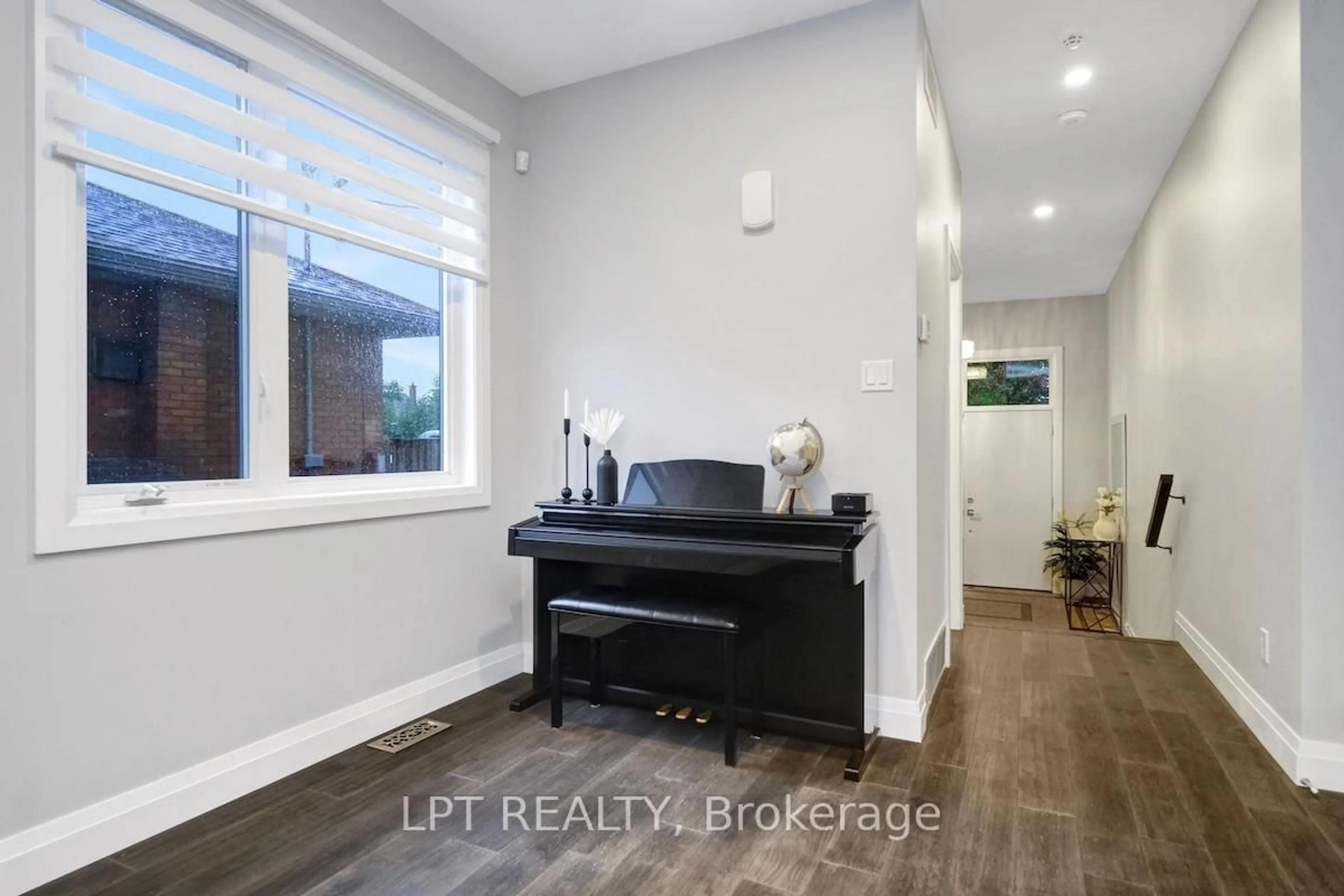 Indoor entryway for 319 Glynn Ave, Ottawa Ontario K1K 1R9