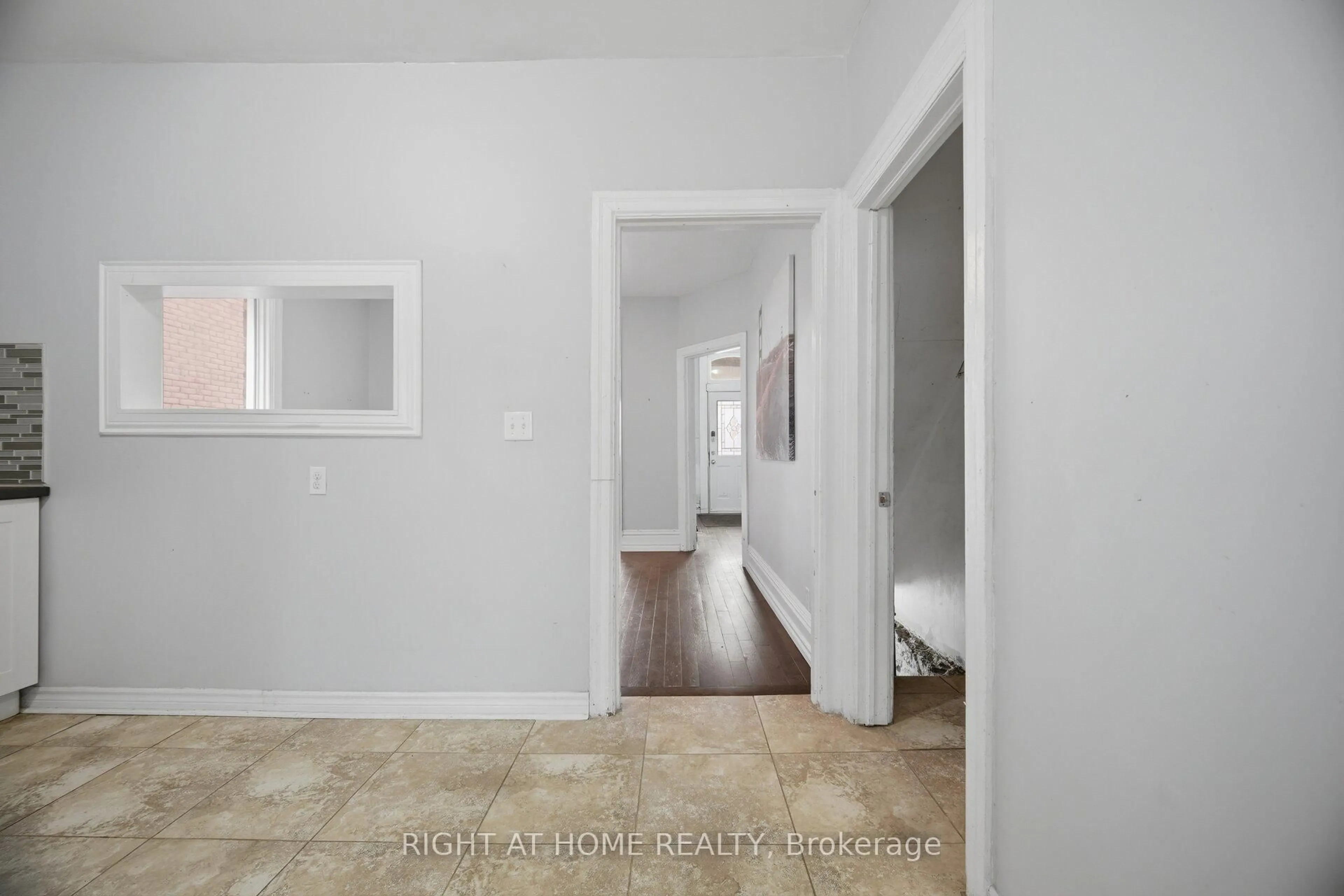 Indoor entryway for 14 William St, Hamilton Ontario L8L 5T7