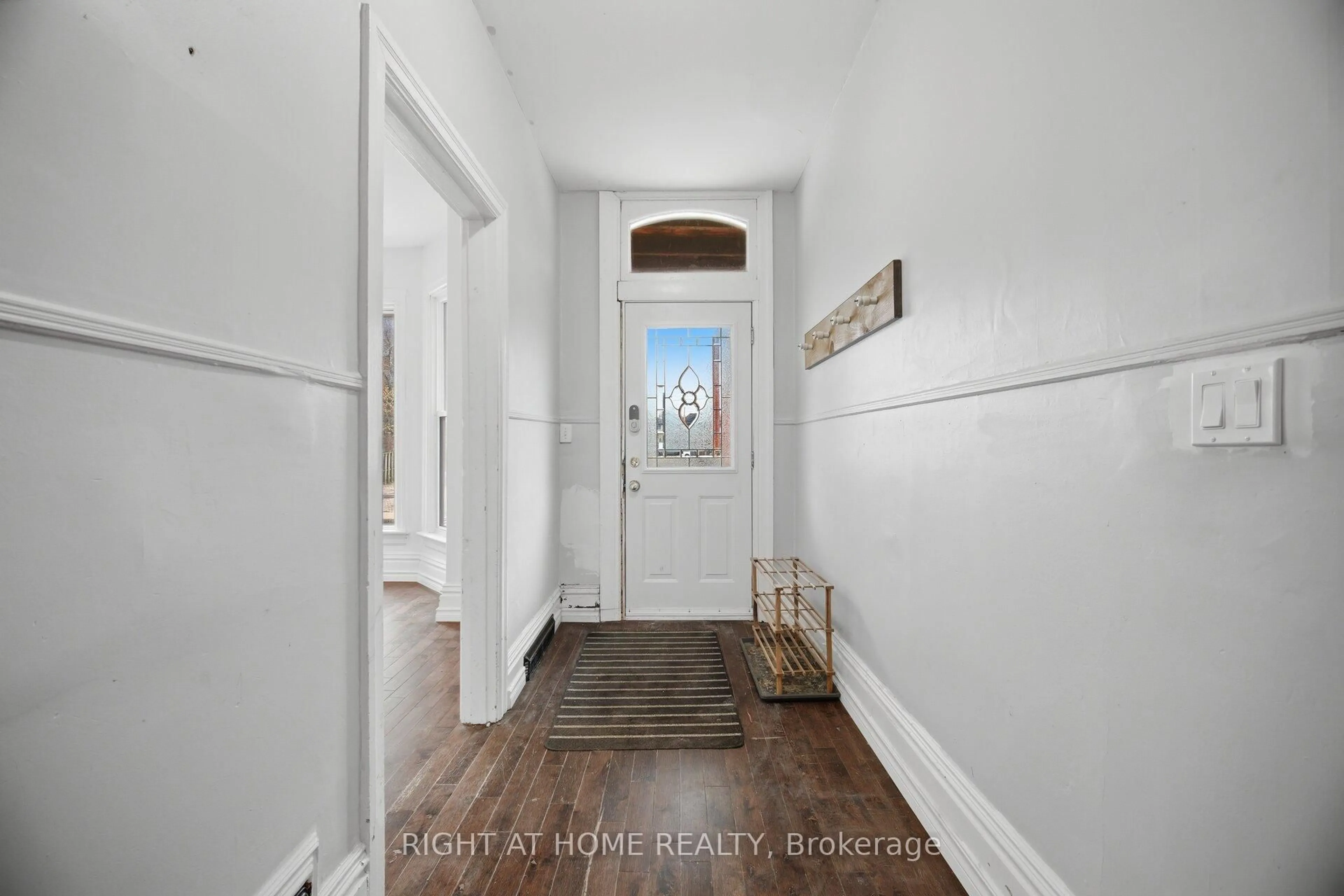 Indoor entryway for 14 William St, Hamilton Ontario L8L 5T7