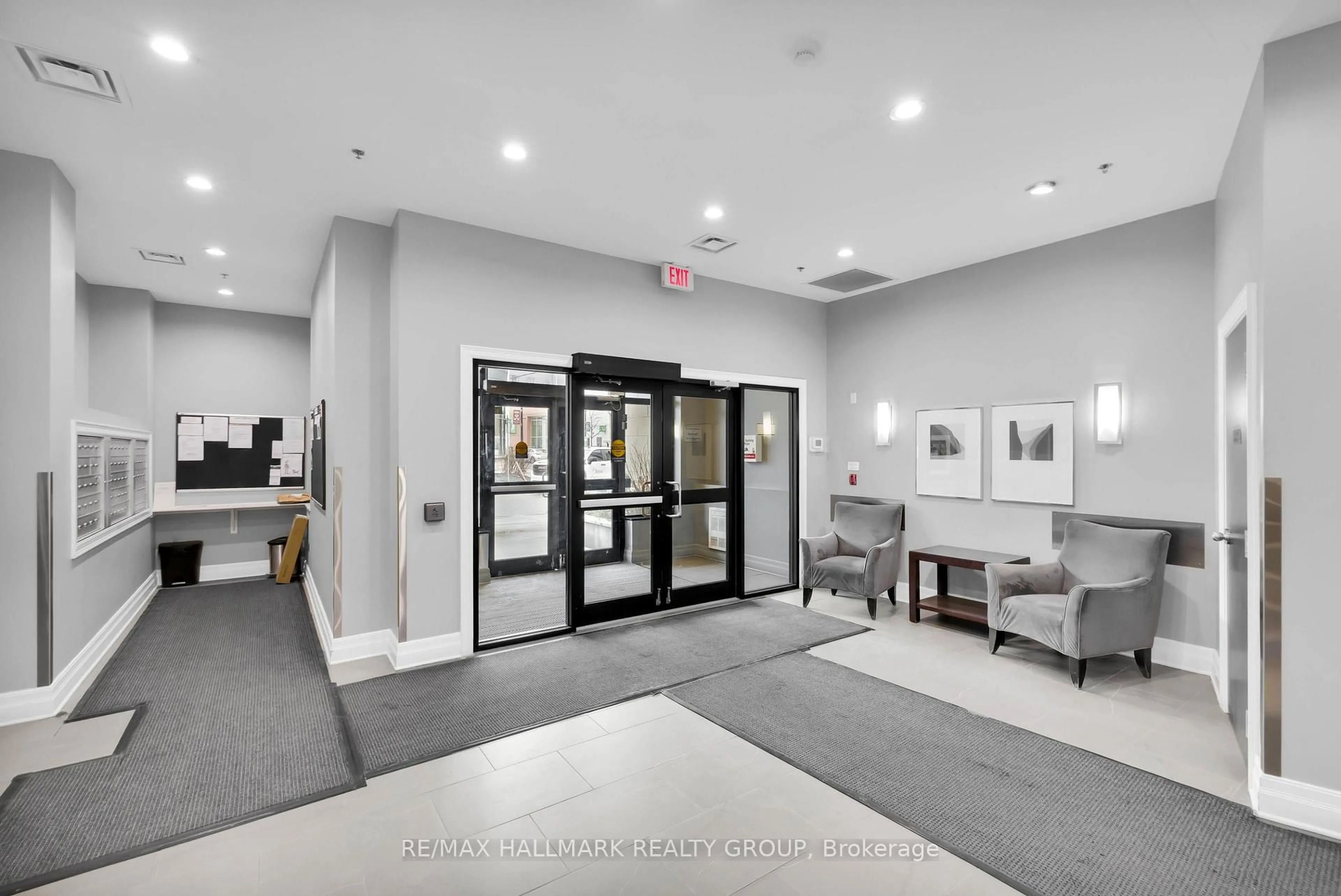 Indoor foyer for 420 Berkley Ave #705, Ottawa Ontario K2A 4H5