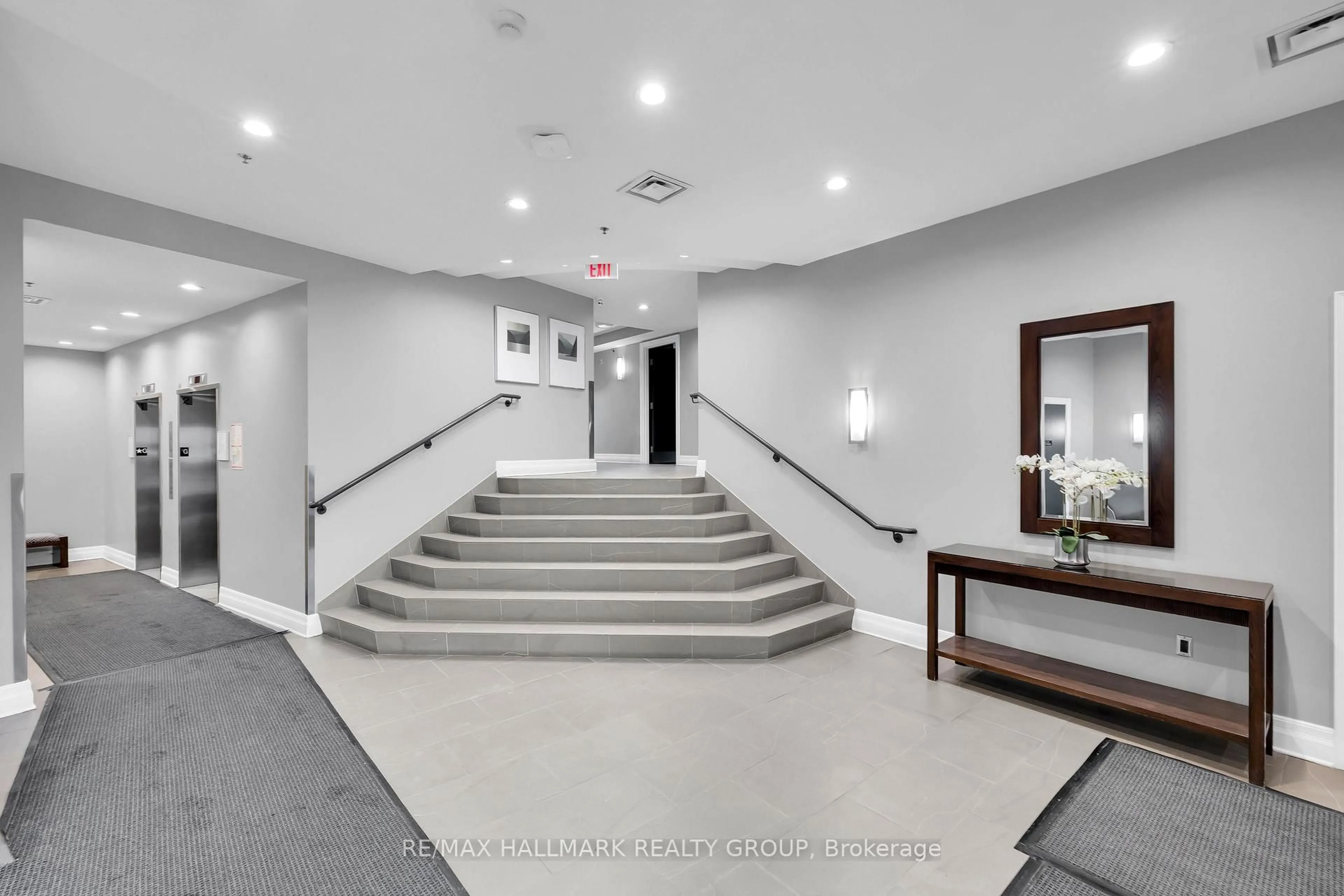 Indoor foyer for 420 Berkley Ave #705, Ottawa Ontario K2A 4H5