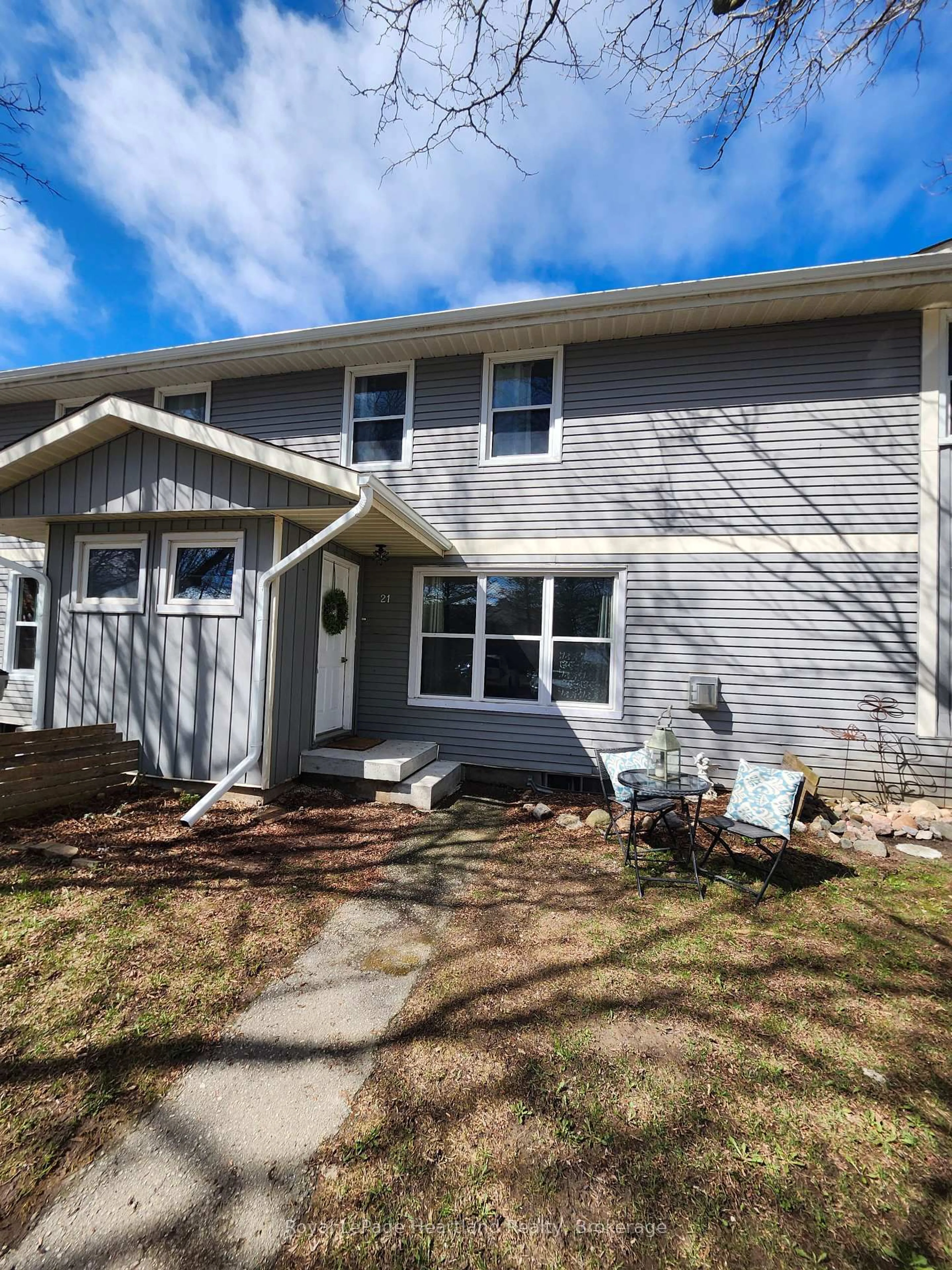 Home with vinyl exterior material, street for 21 St Charles Pl, Huron East Ontario N0M 1L0