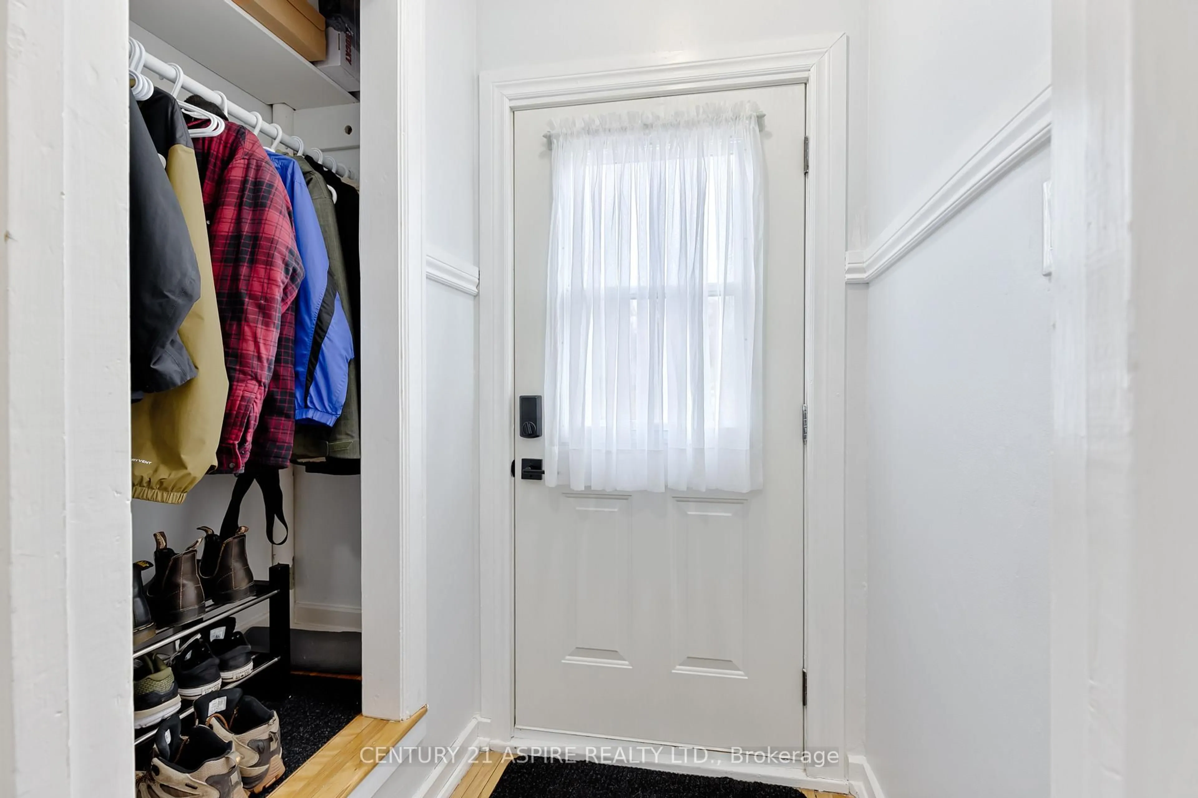 Indoor entryway for 29 Alder Cres, Deep River Ontario K0J 1P0