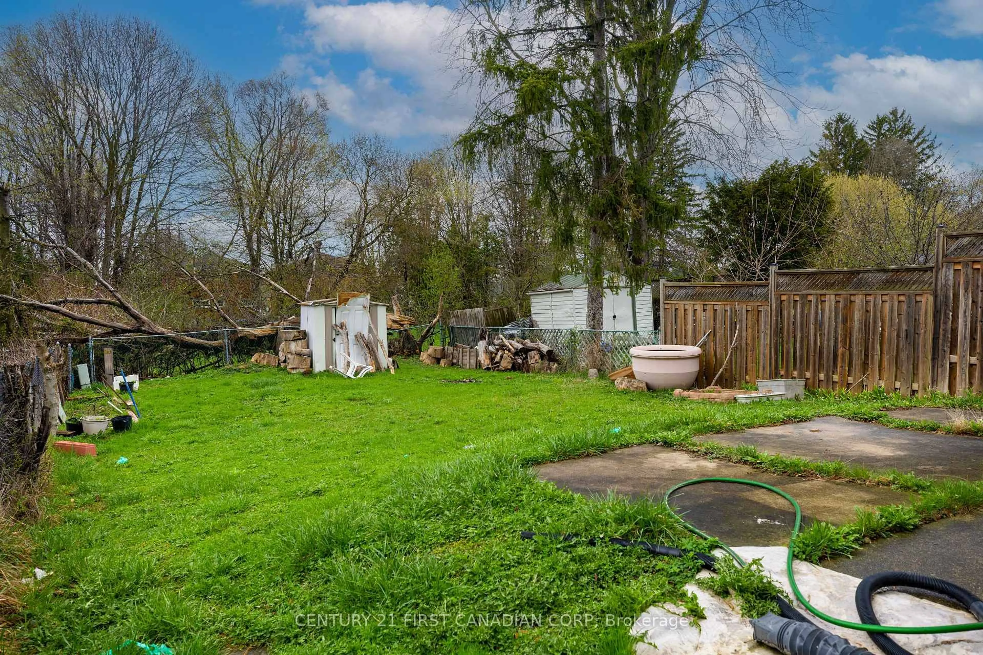 A pic from outside/outdoor area/front of a property/back of a property/a pic from drone, unknown for 692 Sevilla Park Pl, London East Ontario N5Y 4J1