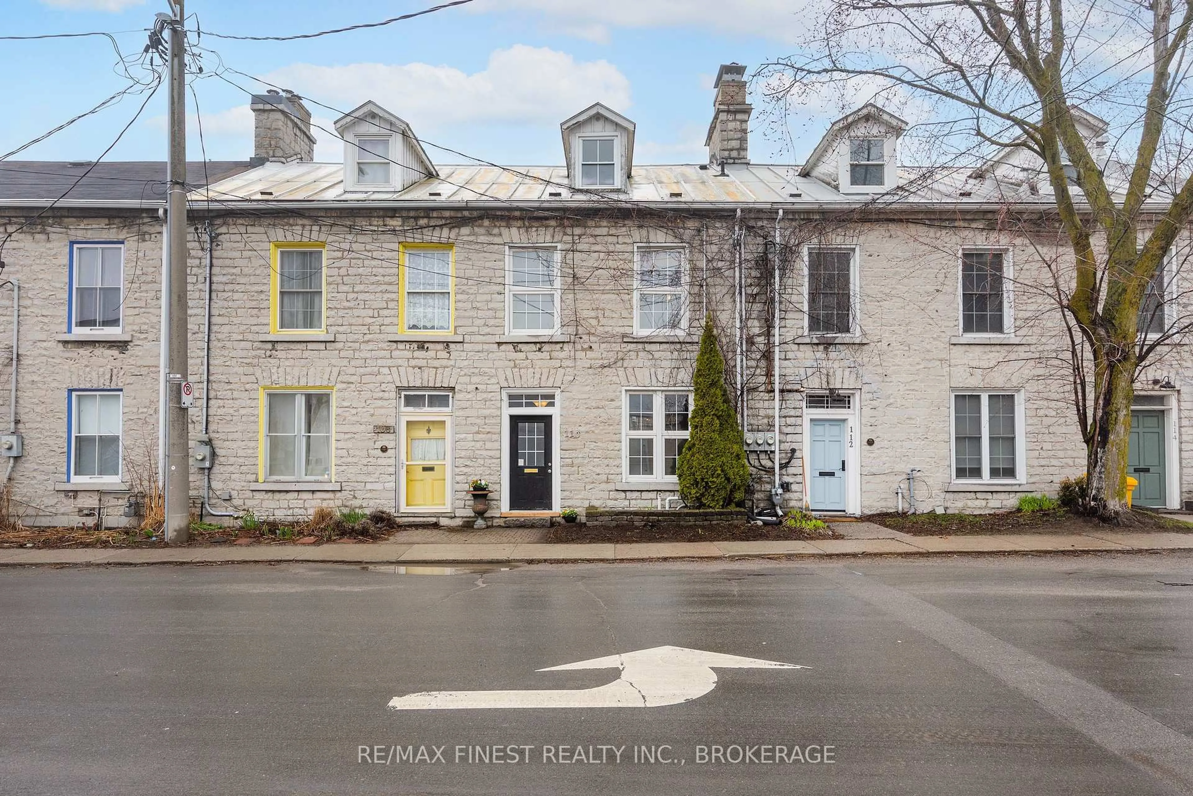 A pic from outside/outdoor area/front of a property/back of a property/a pic from drone, street for 110 Yonge St, Kingston Ontario K7M 1E7
