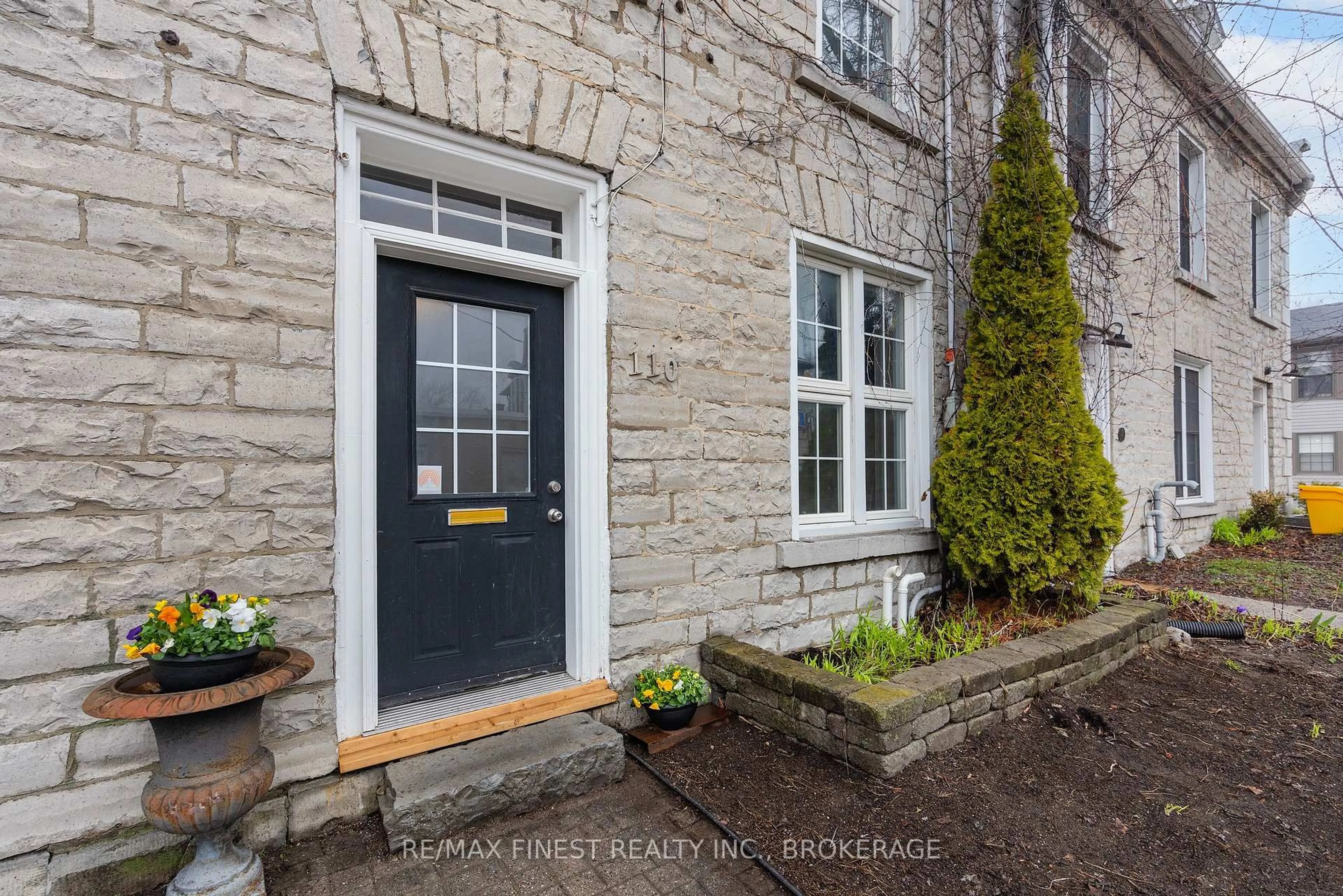 Indoor entryway for 110 Yonge St, Kingston Ontario K7M 1E7