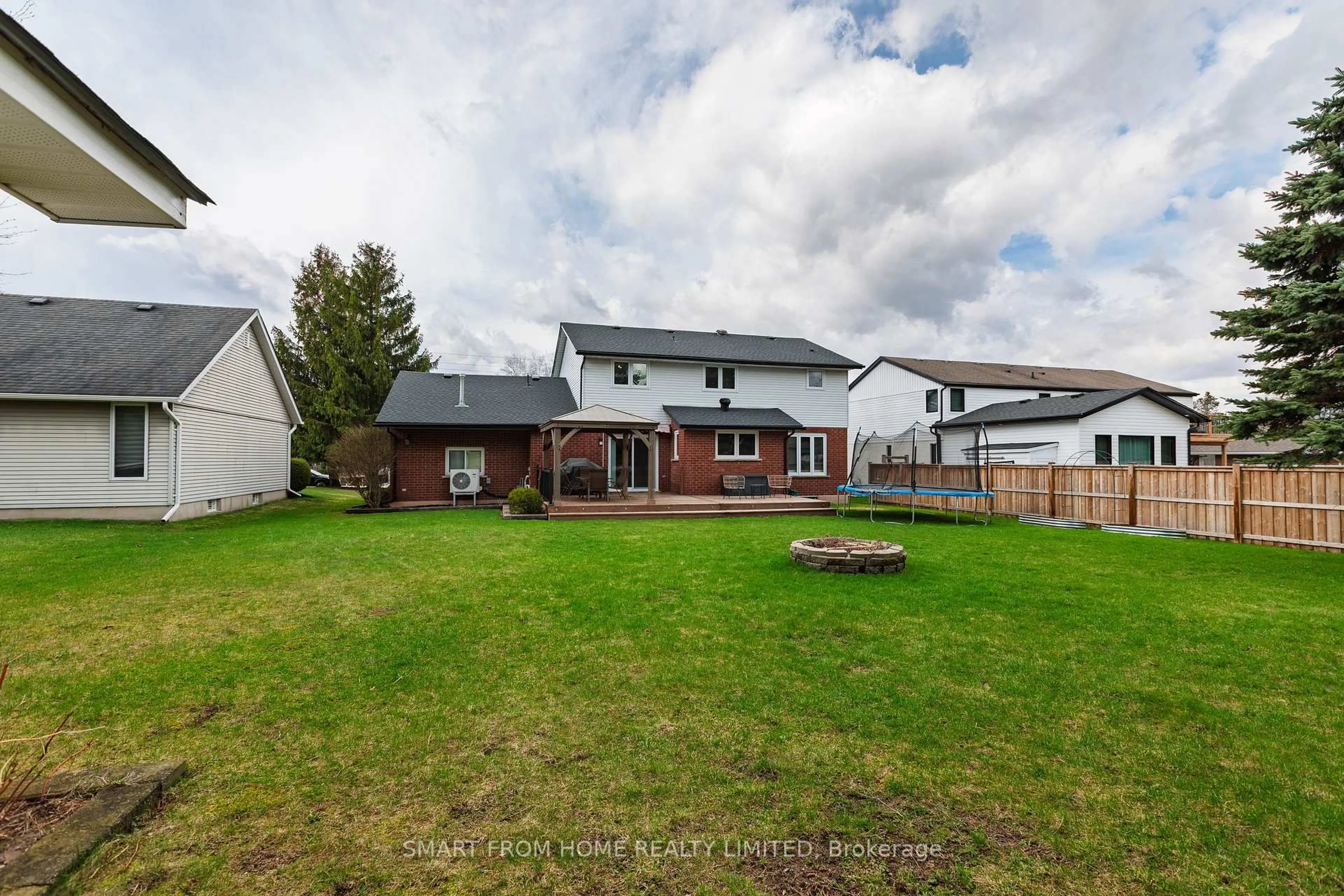 A pic from outside/outdoor area/front of a property/back of a property/a pic from drone, unknown for 1445 Mannheim Rd, Wilmot Ontario N0B 2H0