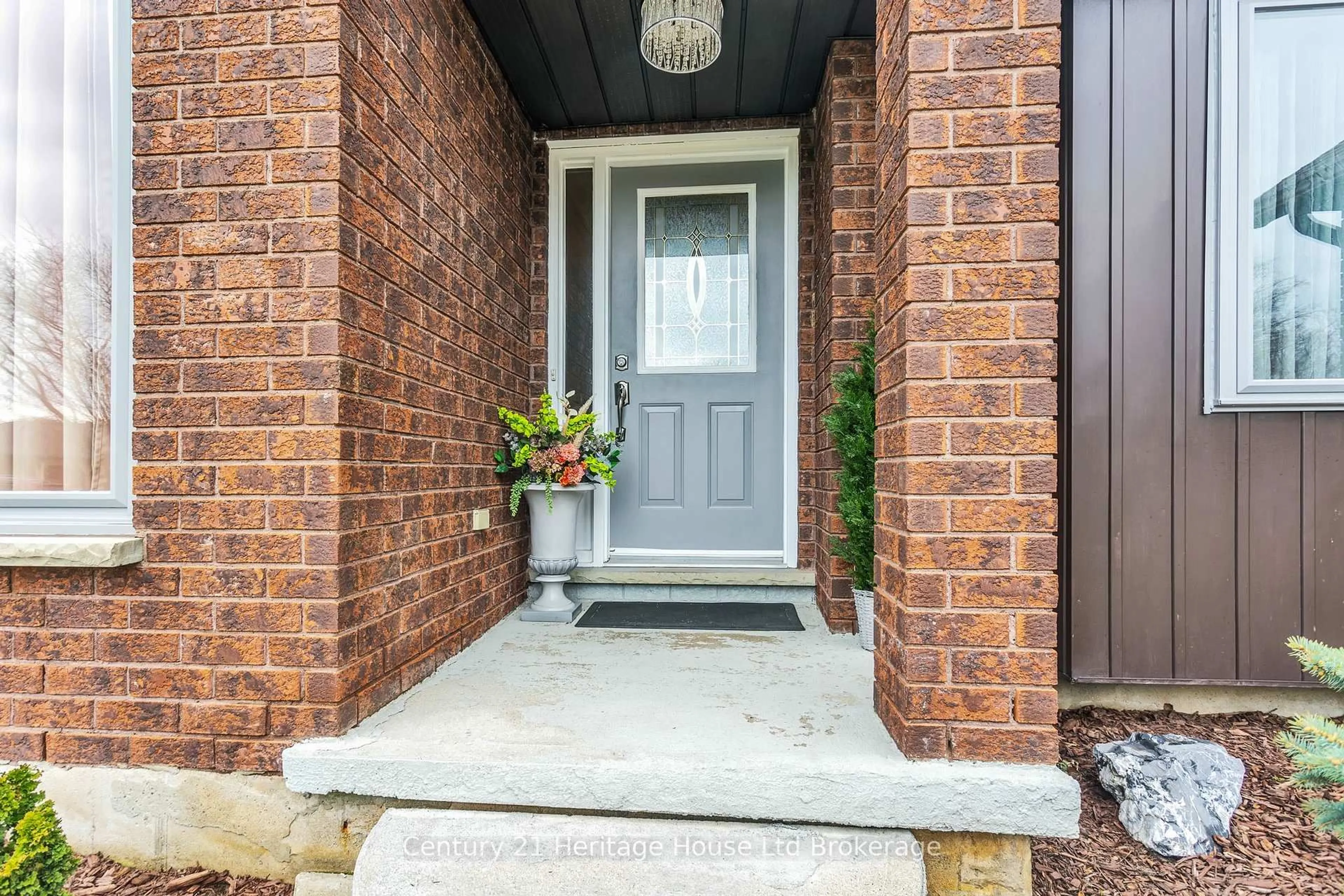 Indoor entryway for 15 Gibson Dr, Tillsonburg Ontario N4G 5G4
