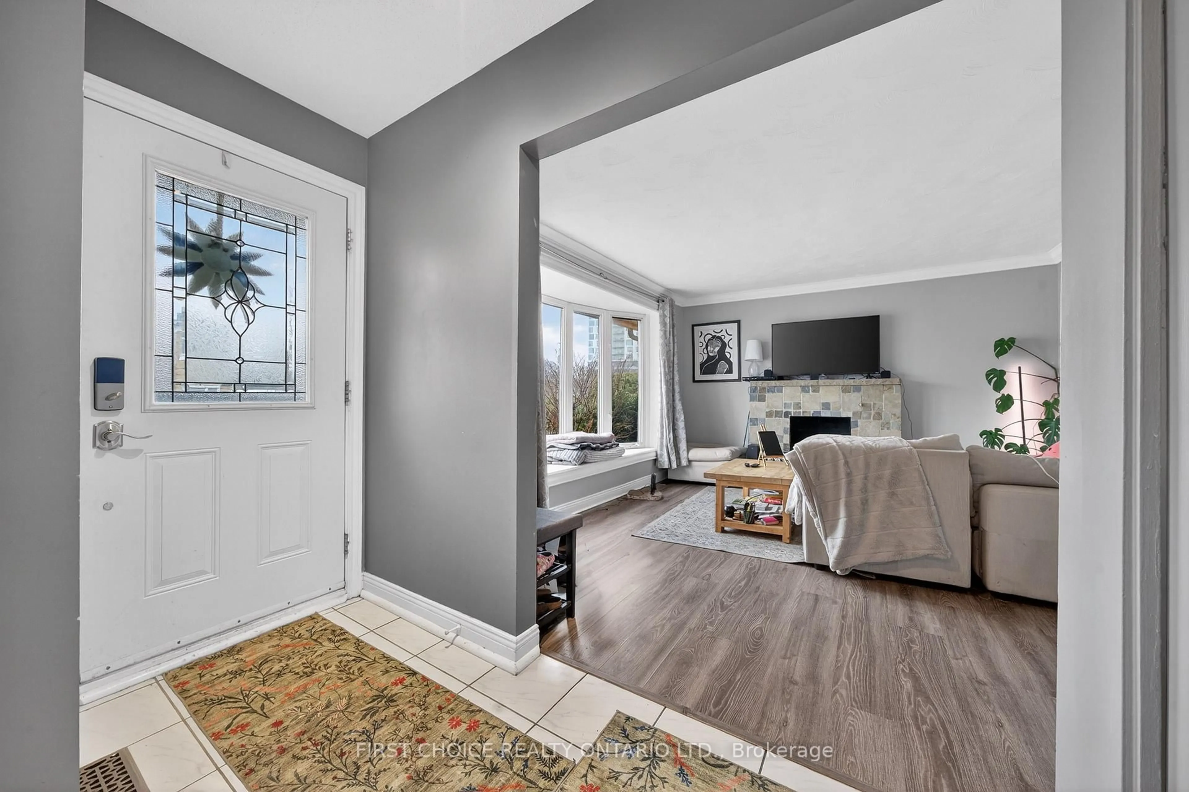 Indoor entryway for 1307 Aurele St, Ottawa Ontario K1B 3L4