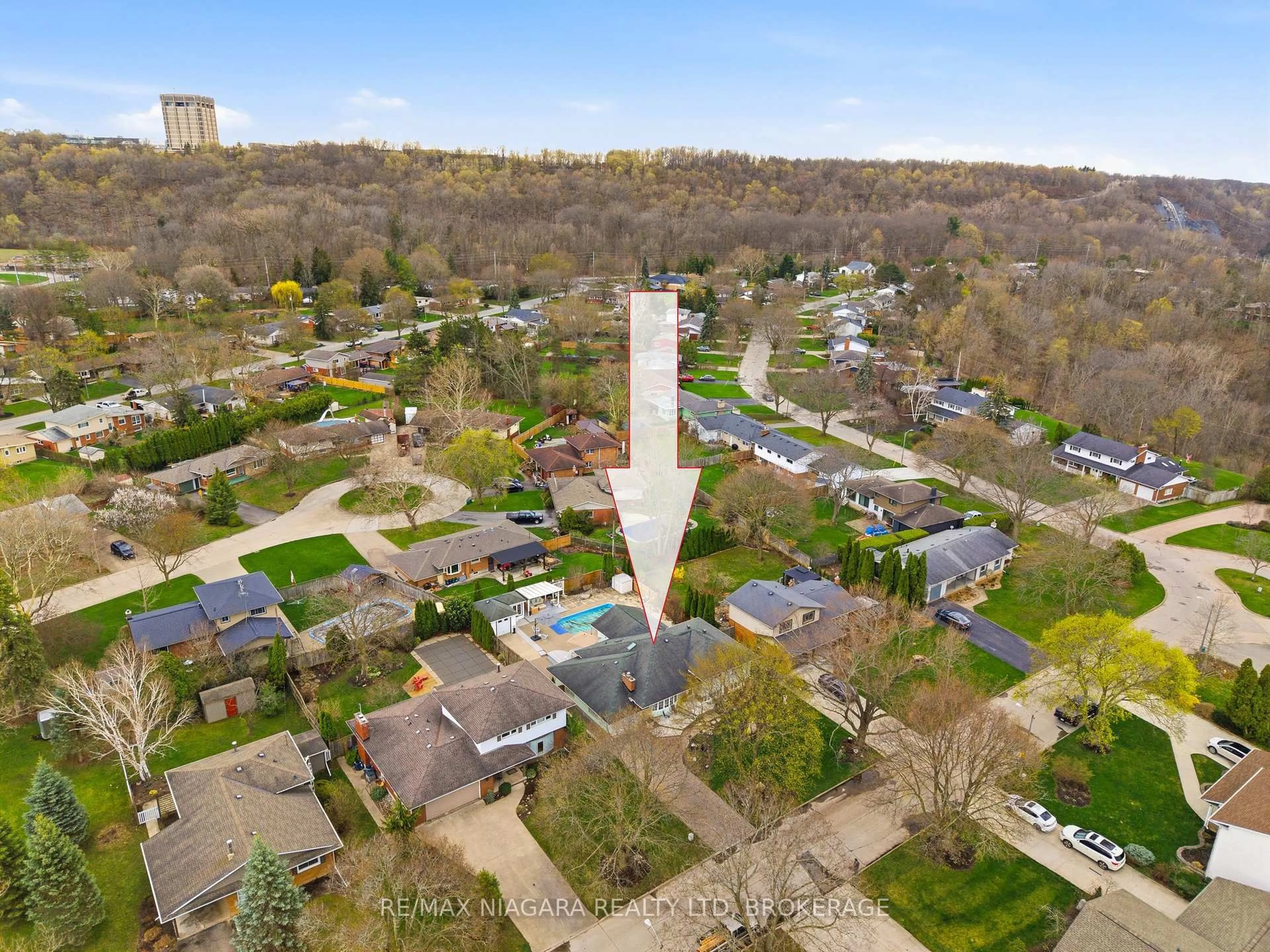 A pic from outside/outdoor area/front of a property/back of a property/a pic from drone, street for 227 Riverview Blvd, St. Catharines Ontario L2T 3N2