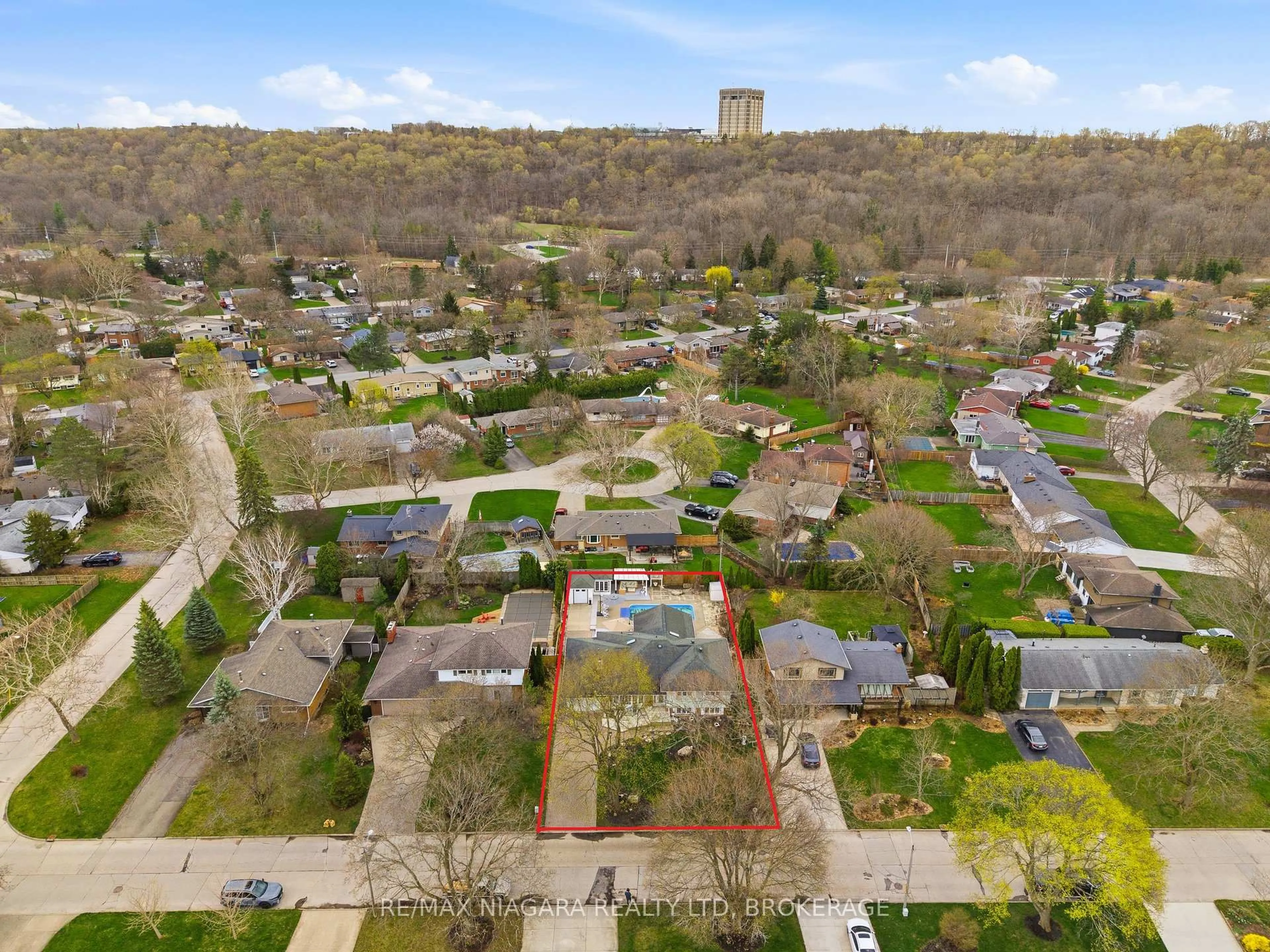 A pic from outside/outdoor area/front of a property/back of a property/a pic from drone, city buildings view from balcony for 227 Riverview Blvd, St. Catharines Ontario L2T 3N2