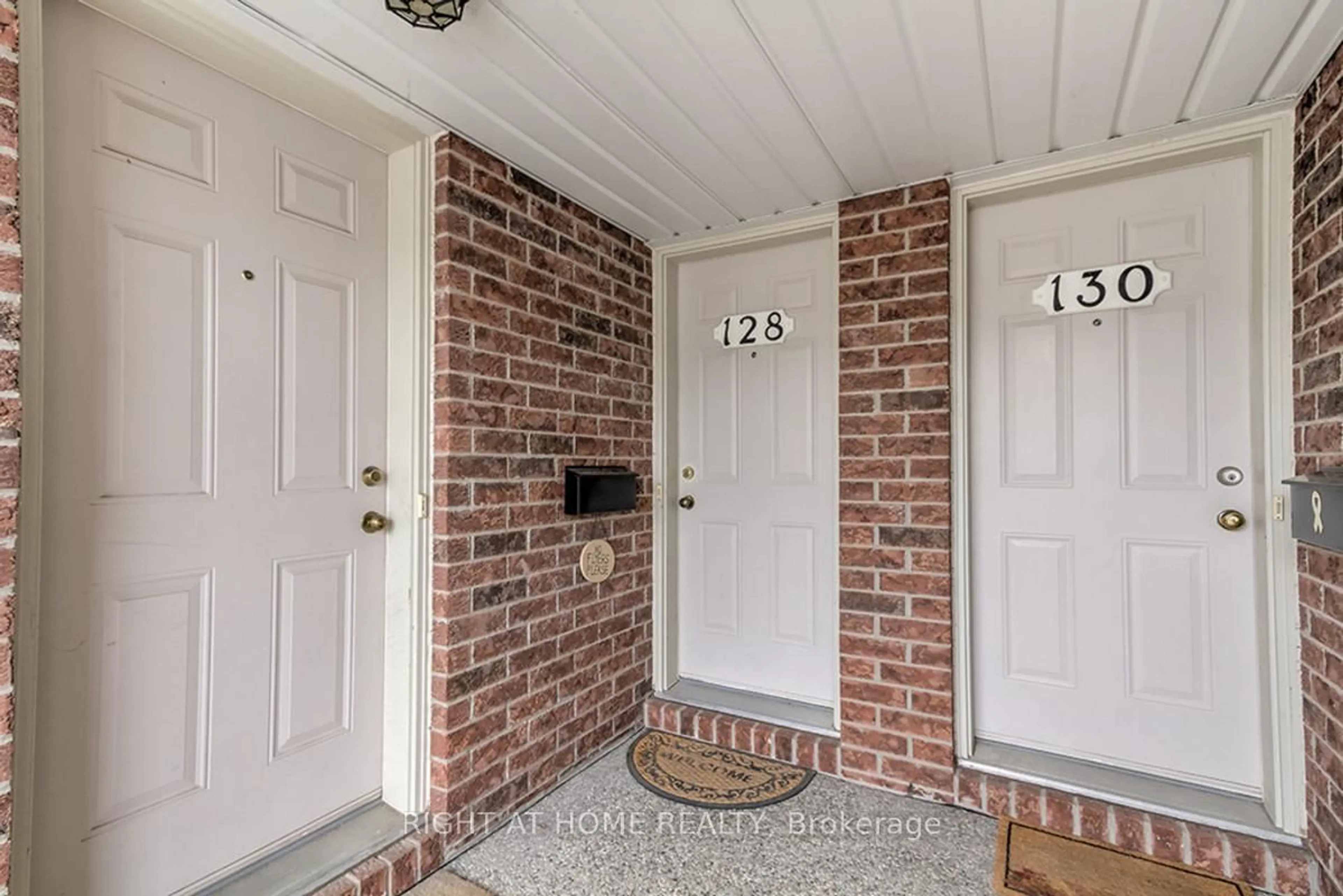 Indoor entryway for 128 Bonfield Private #47, Ottawa Ontario K4A 5E2