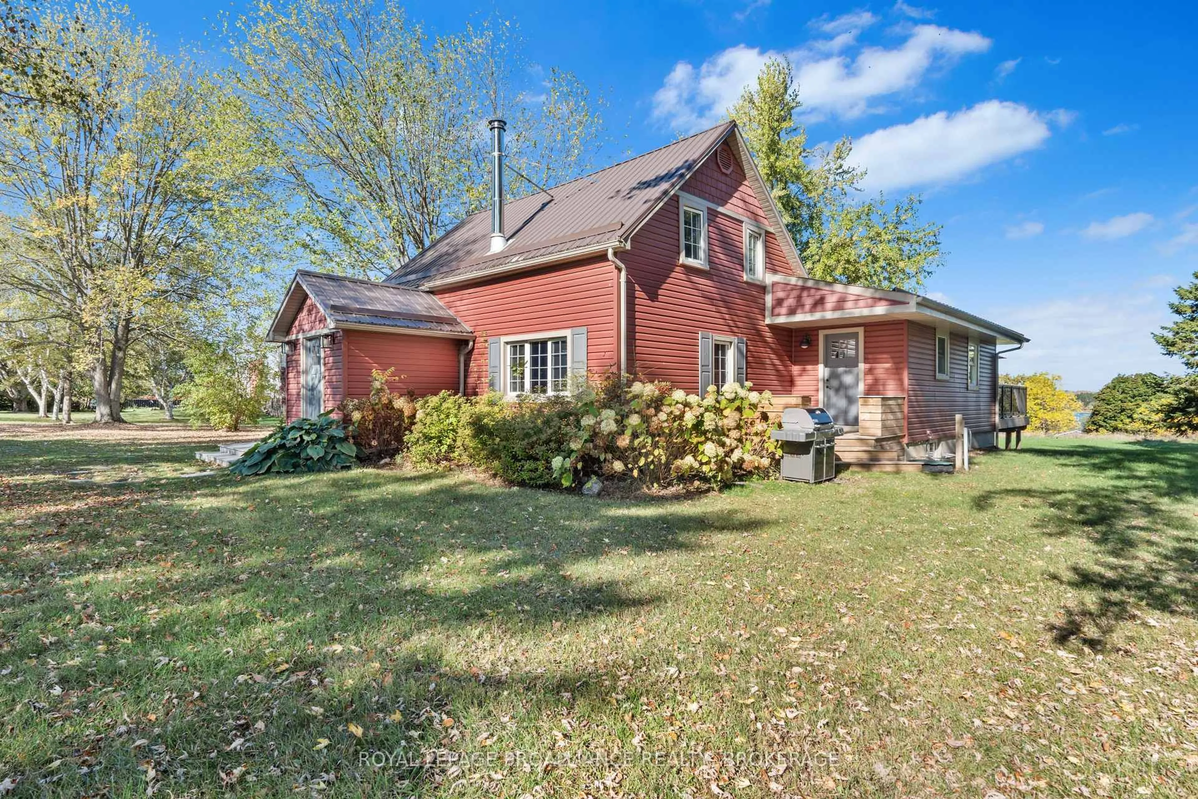 A pic from outside/outdoor area/front of a property/back of a property/a pic from drone, street for 199 North Shore Rd, Gananoque Ontario K7G 2V6