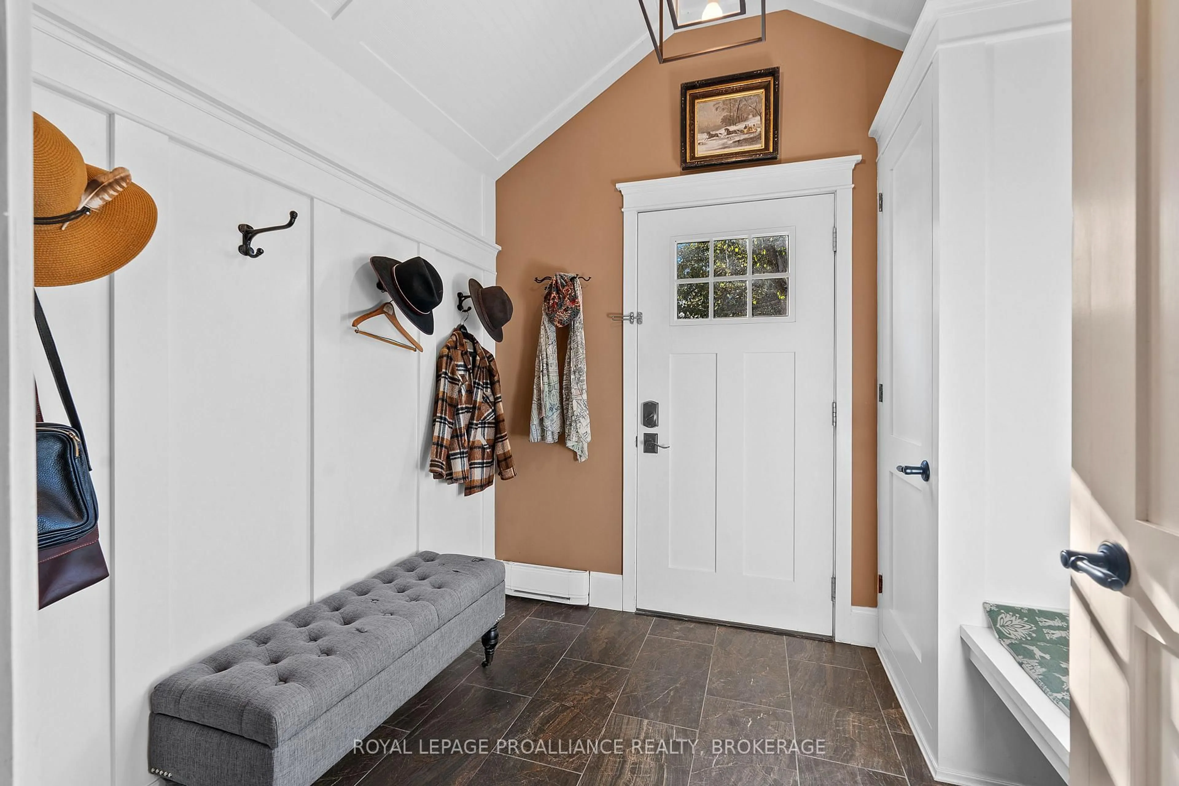 Indoor entryway for 199 North Shore Rd, Gananoque Ontario K7G 2V6