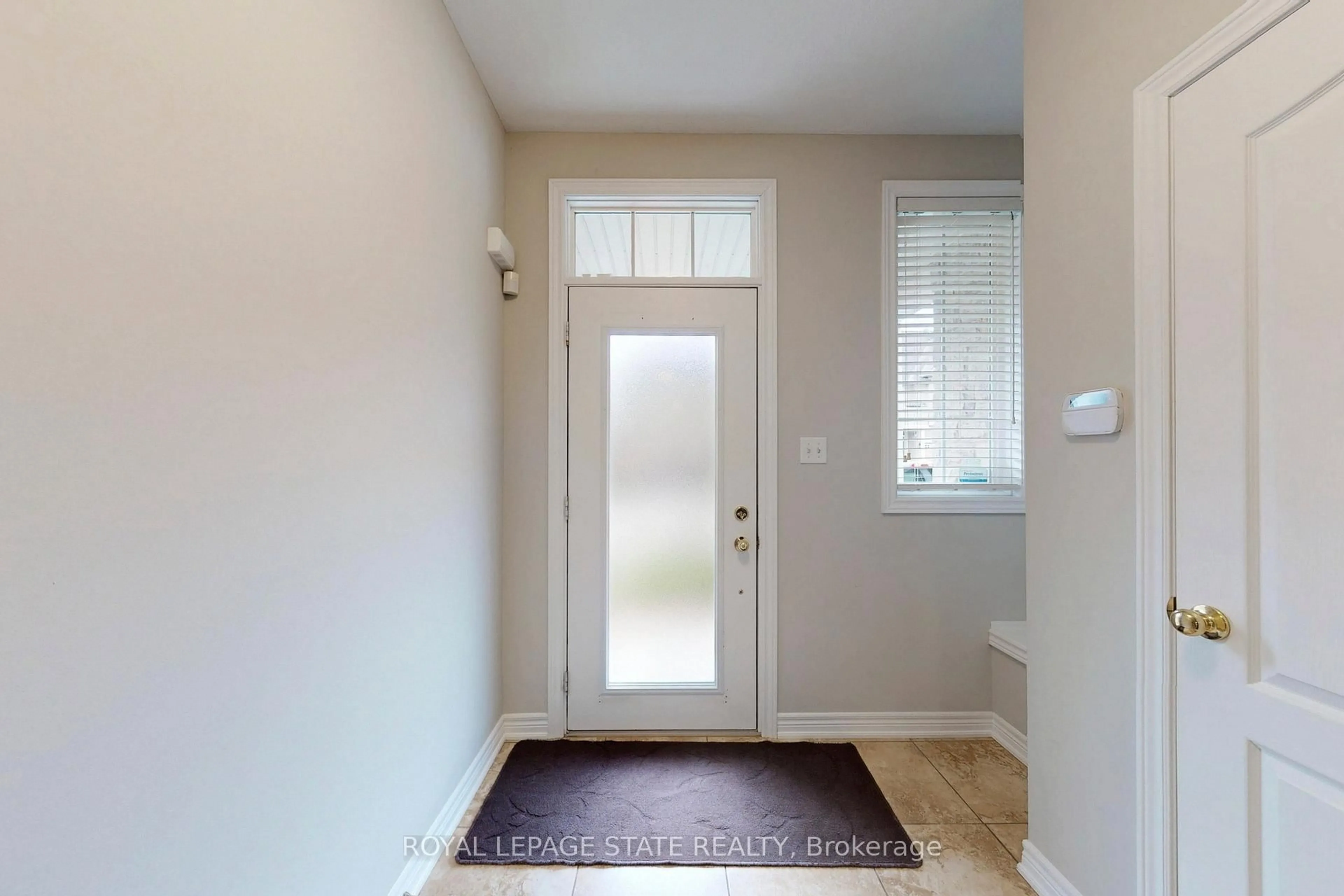 Indoor entryway for 34 Forest Valley Cres, Hamilton Ontario L9H 0A7