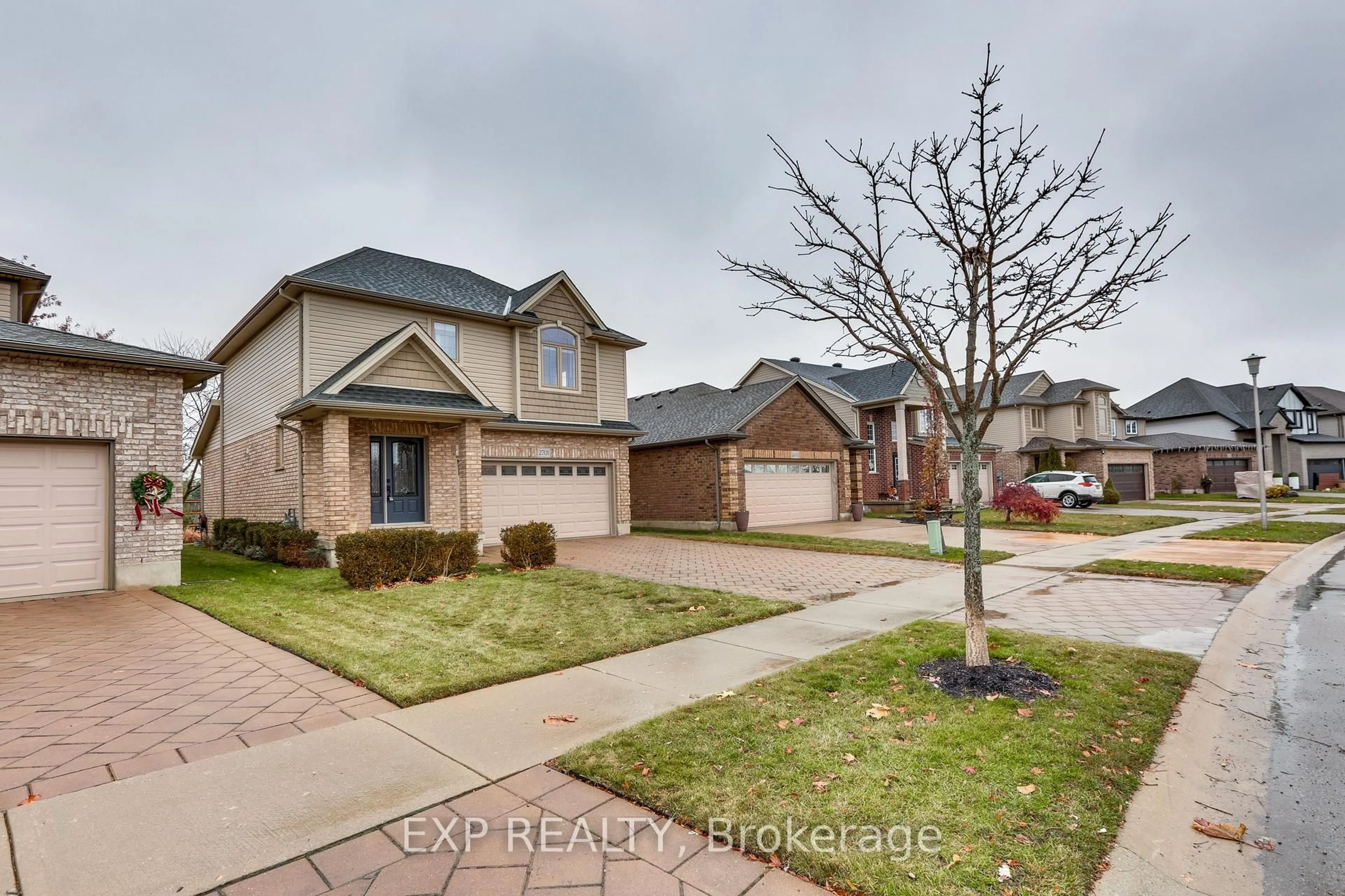 A pic from outside/outdoor area/front of a property/back of a property/a pic from drone, street for 2701 Bateman Tr, London South Ontario N6L 0A9